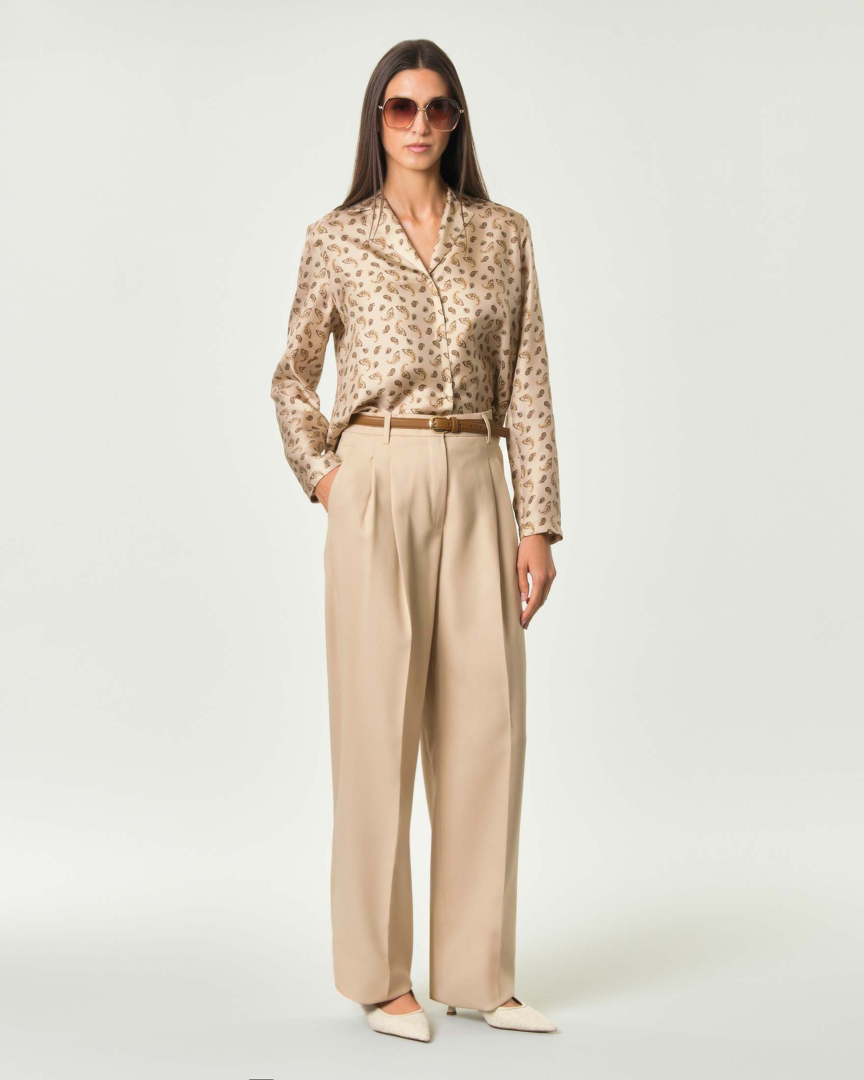 Camicia boxy Max Mara Studio beige in twill di pura seta con stampa Paisley all over image