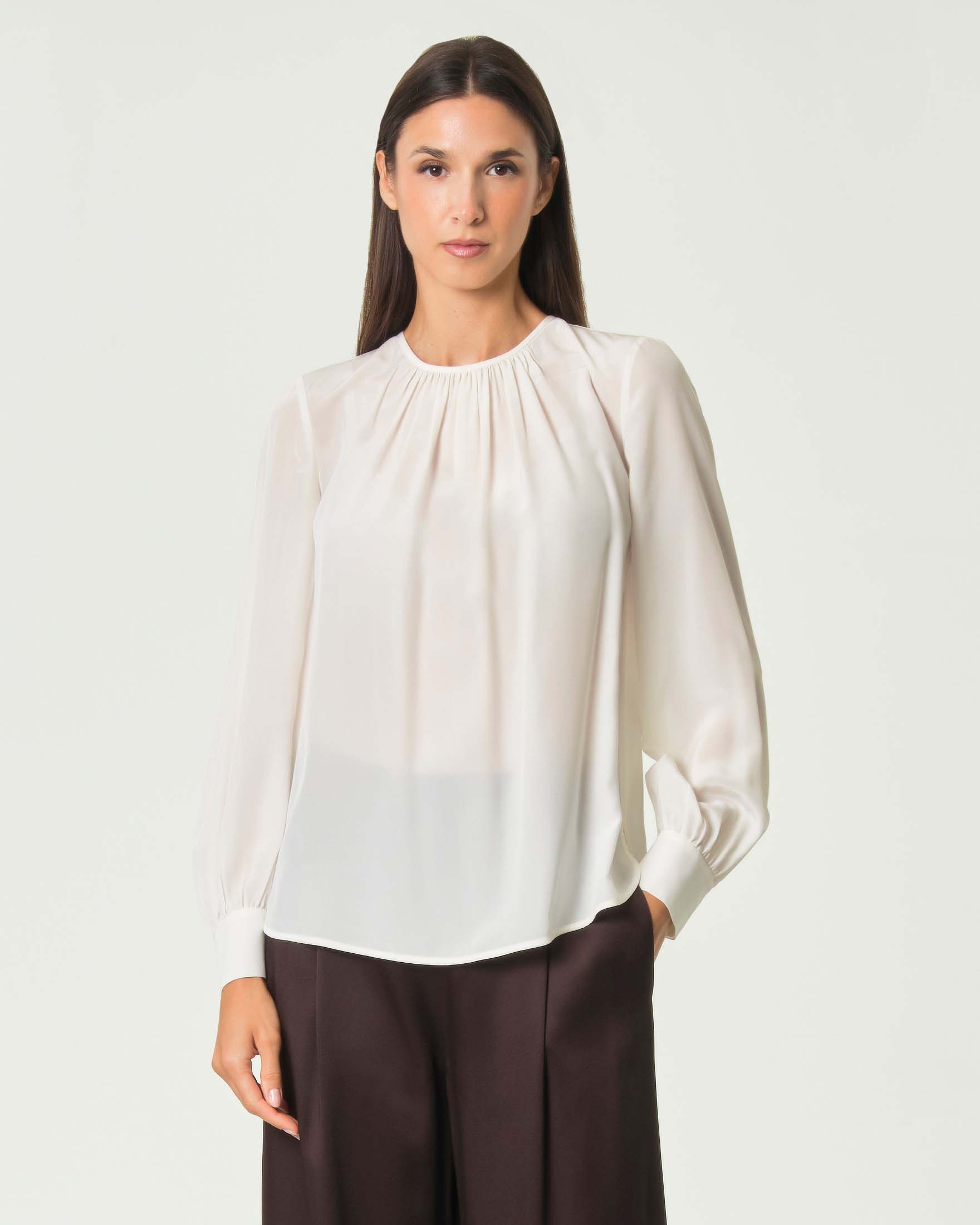 Blusa Max Mara Studio bianca in georgette con bottoni gioiello e chiusura a goccia sul retro