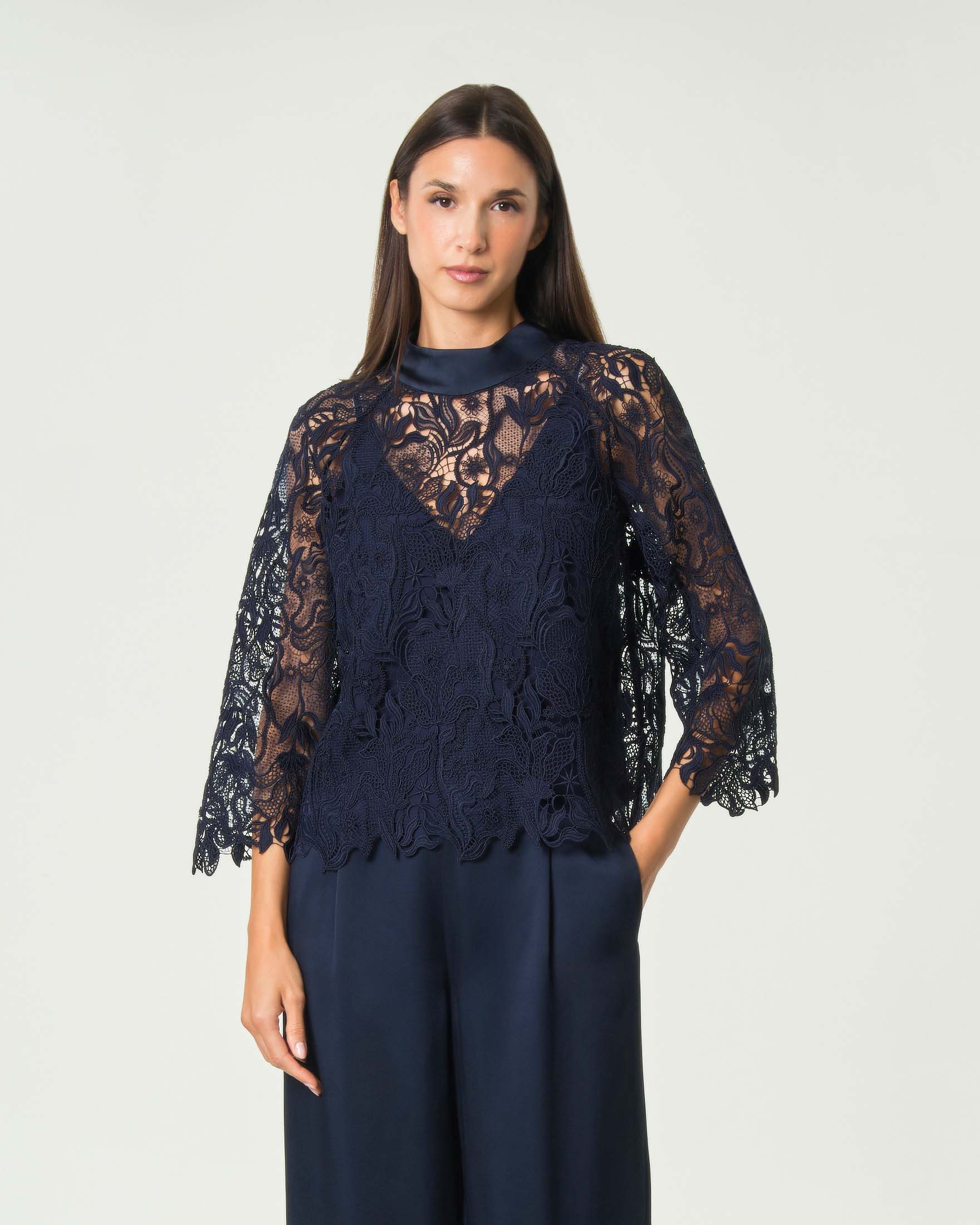 Blusa a mezze maniche Max Mara Studio blu in pizzo macramé con top sottoveste e collo alto
