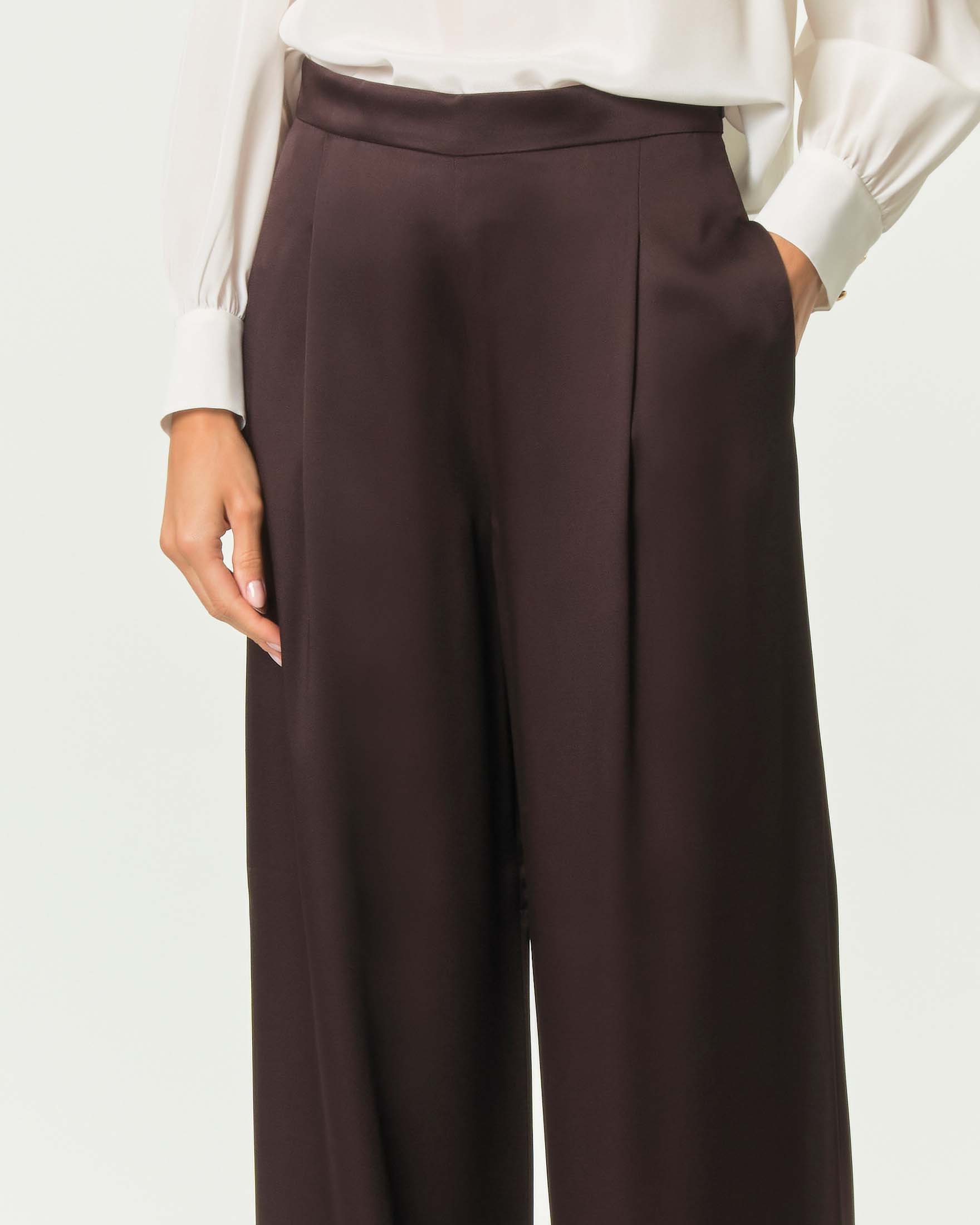 Pantaloni palazzo Max Mara Studio marroni in satin con pince e chiusura laterale con zip image