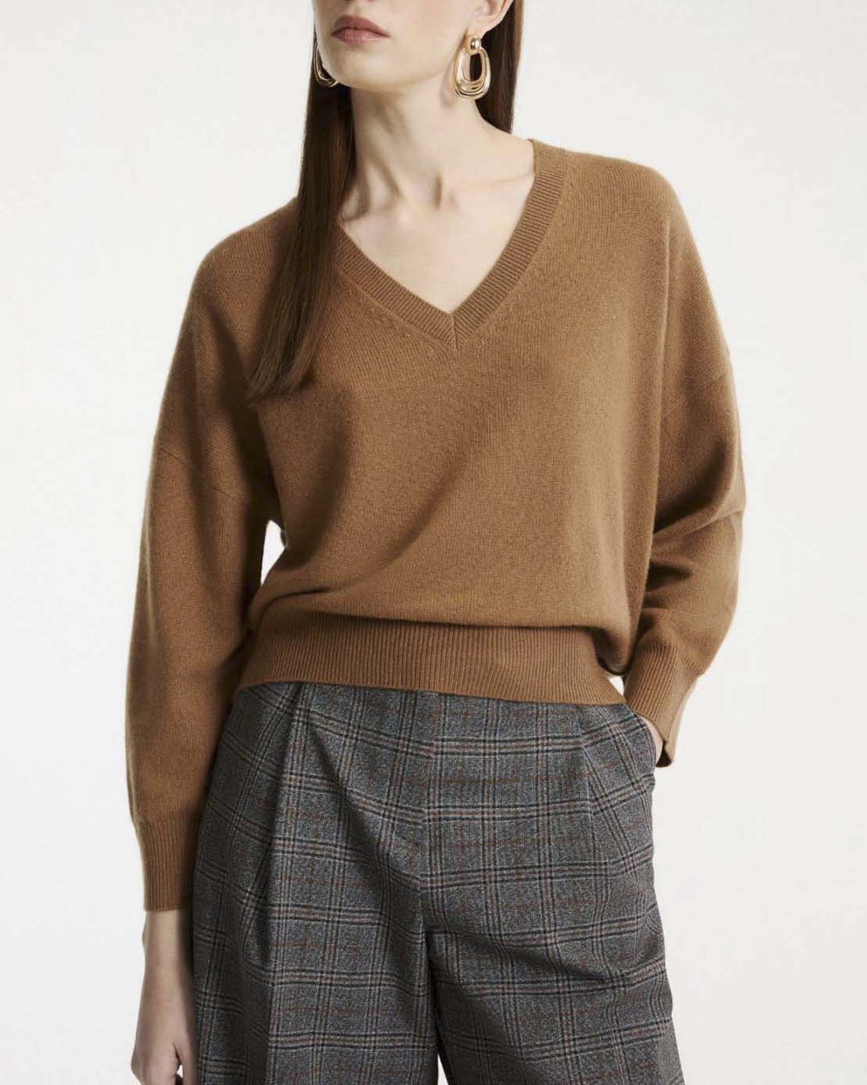 Maglia Marella Sport color cuoio in misto lana e cachemire con scollo a V e calature