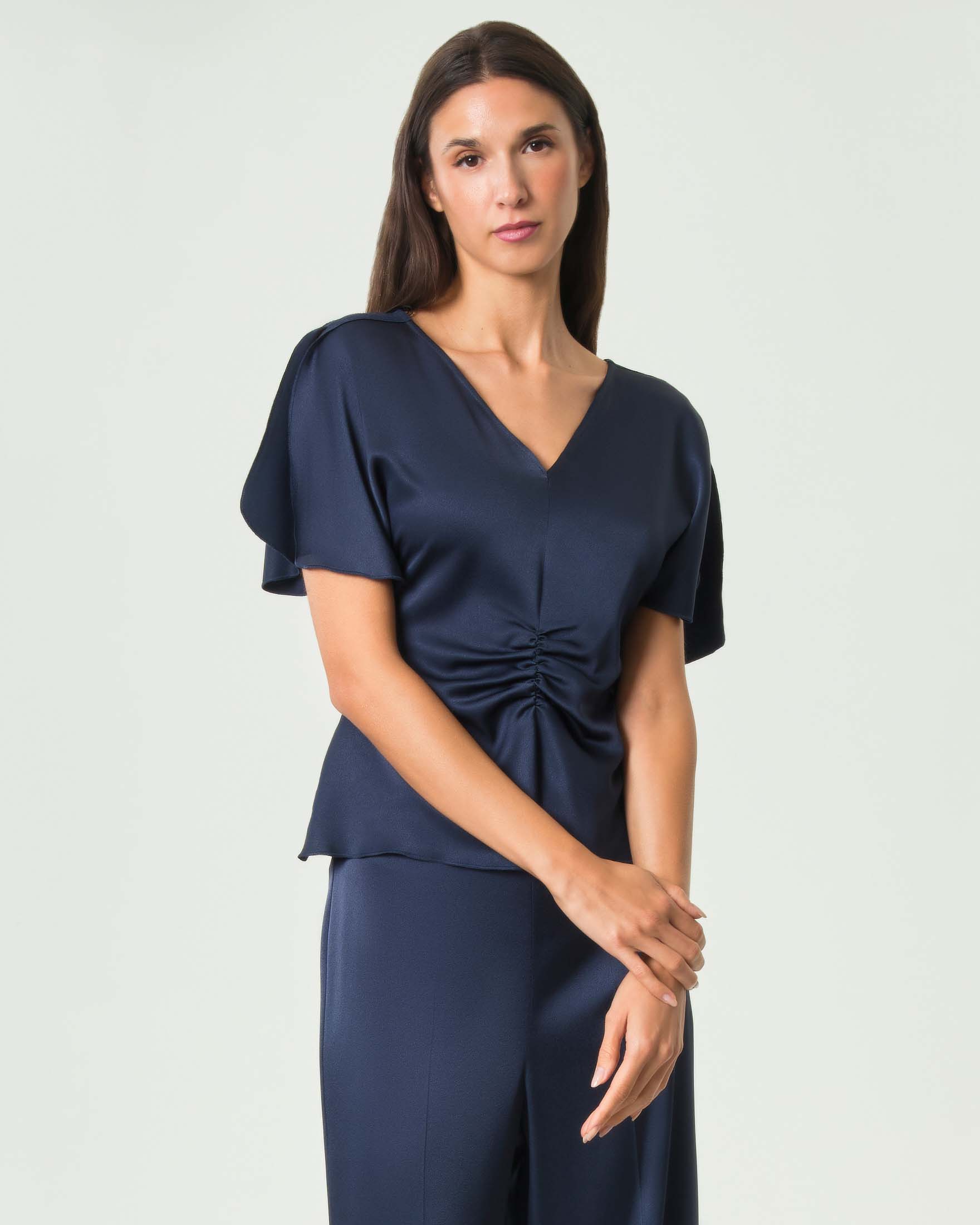 Top scollo a V Marella blu in satin con arricciatura frontale e maniche ad aletta con apertura
