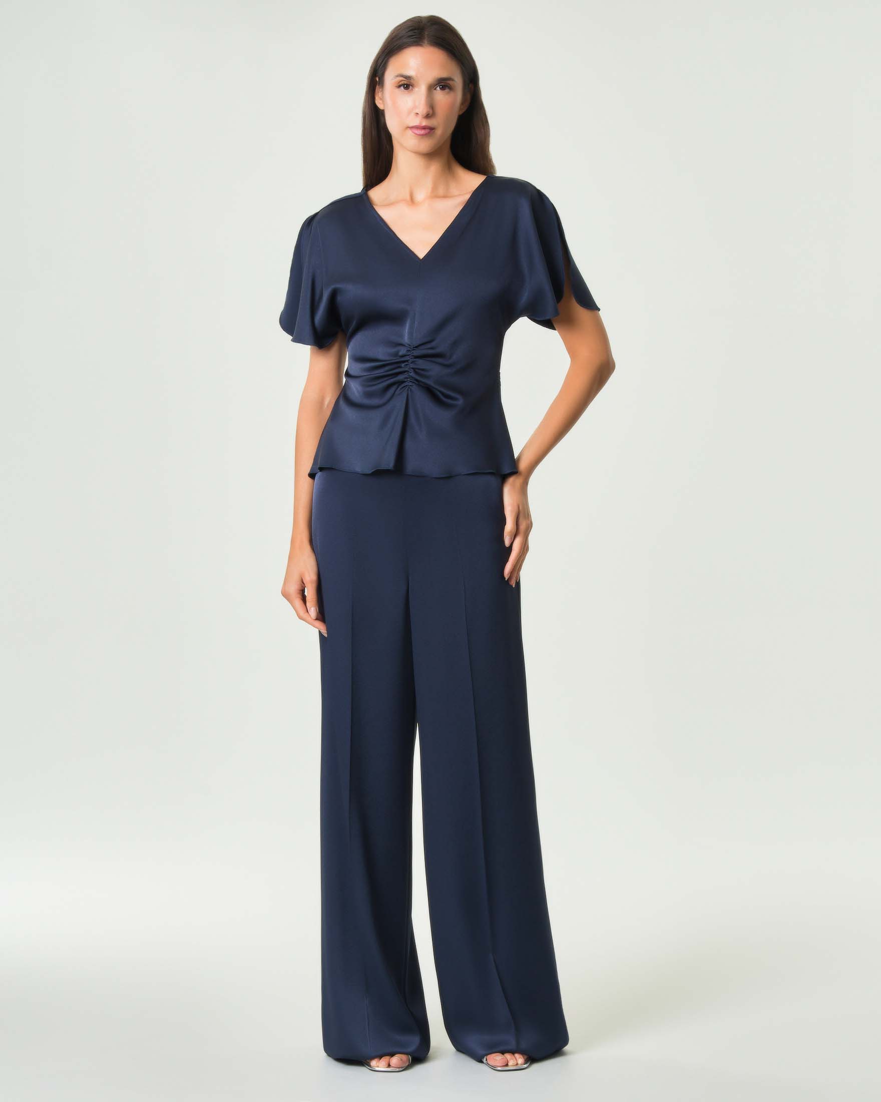 Top scollo a V Marella blu in satin con arricciatura frontale e maniche ad aletta con apertura image
