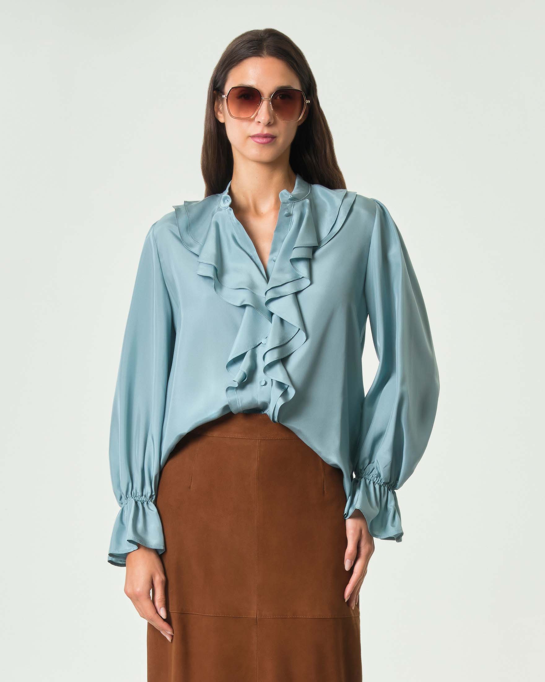 Camicia Marella color acqua in pura seta con maniche a sbuffo e colletto rialzato