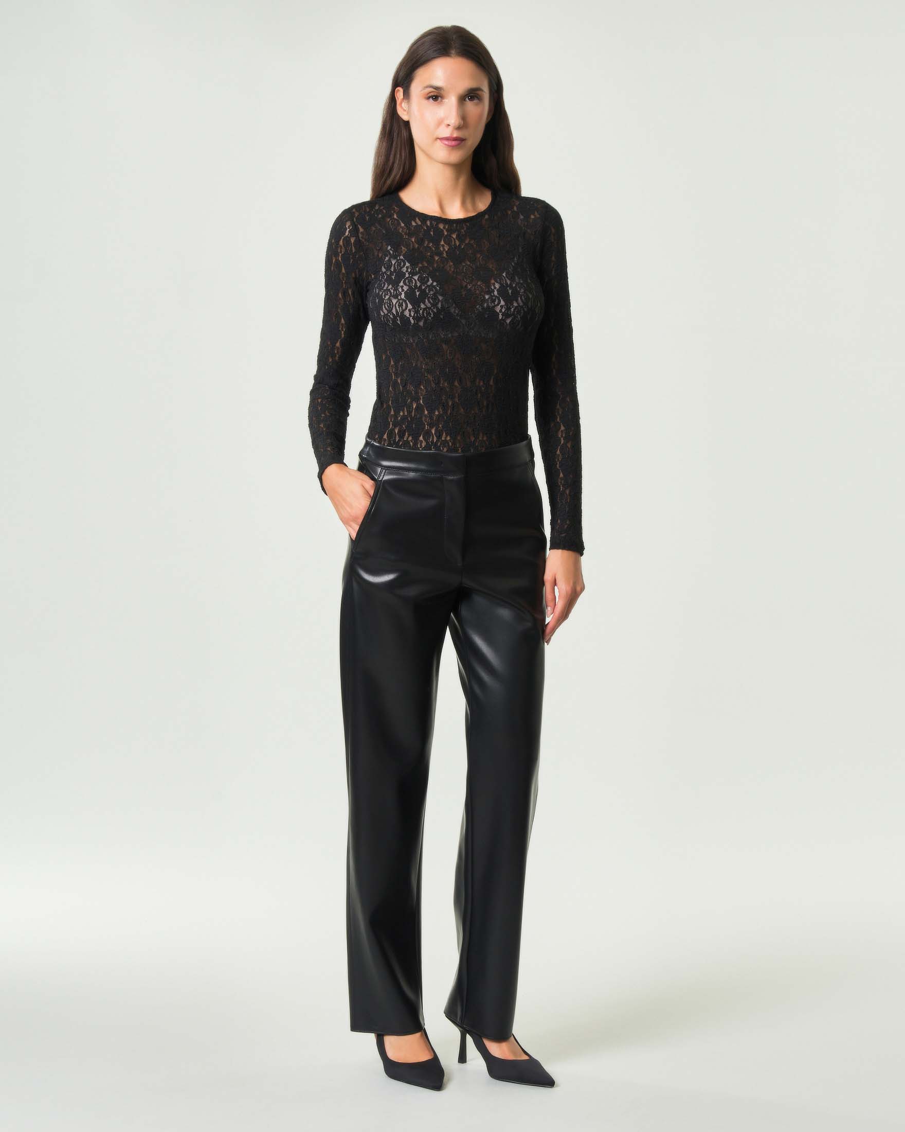 Pantaloni straight Marella neri in similpelle con chiusura frontale nascosta e tasche alla francese