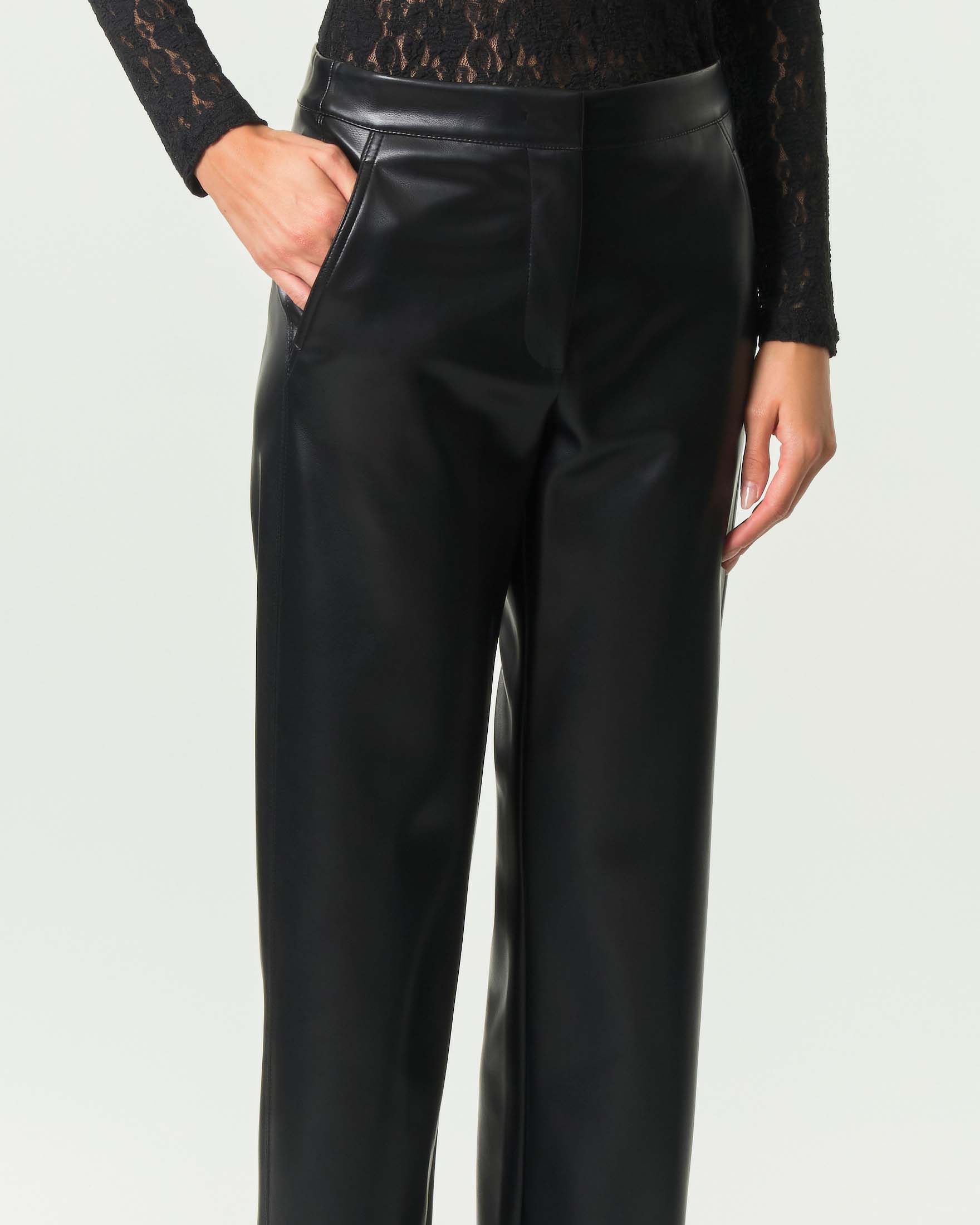 Pantaloni straight Marella neri in similpelle con chiusura frontale nascosta e tasche alla francese image
