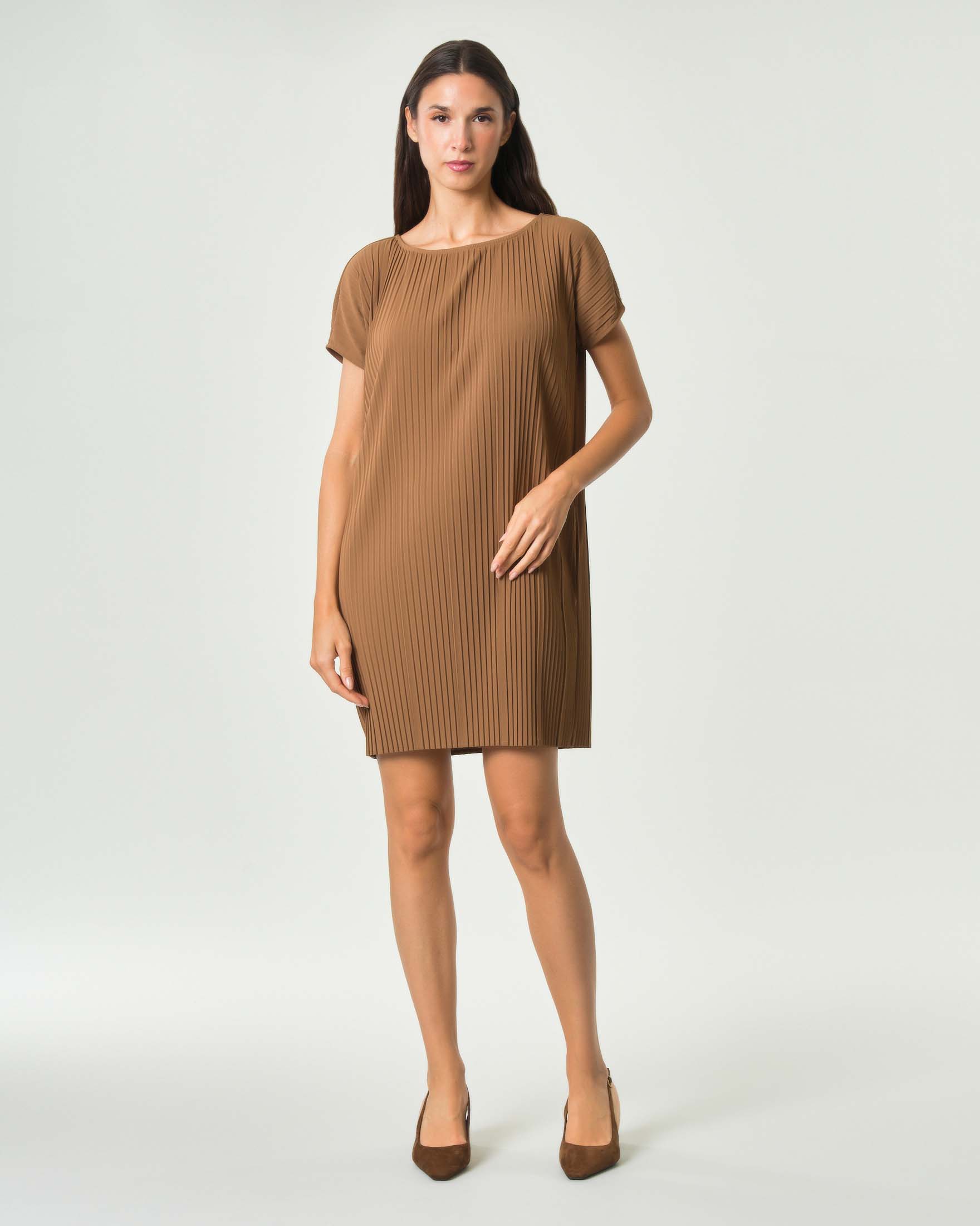 Abito corto MM Max Mara color cammello in jersey crêpe plissé con maniche kimono
