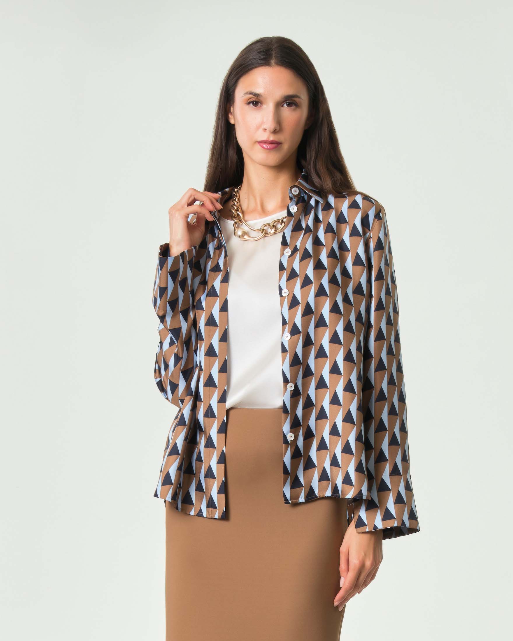 Camicia MM Max Mara color cammello in twill di pura seta con motivo geometrico all over colorato
