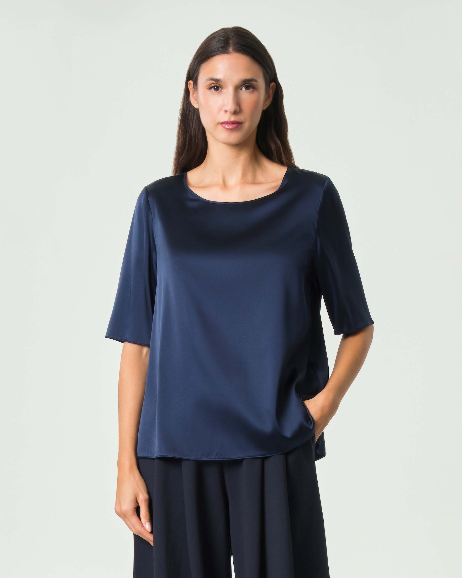Camicetta MM Max Mara blu in seta satinata elasticizzata con maniche corte e scollo rotondo
