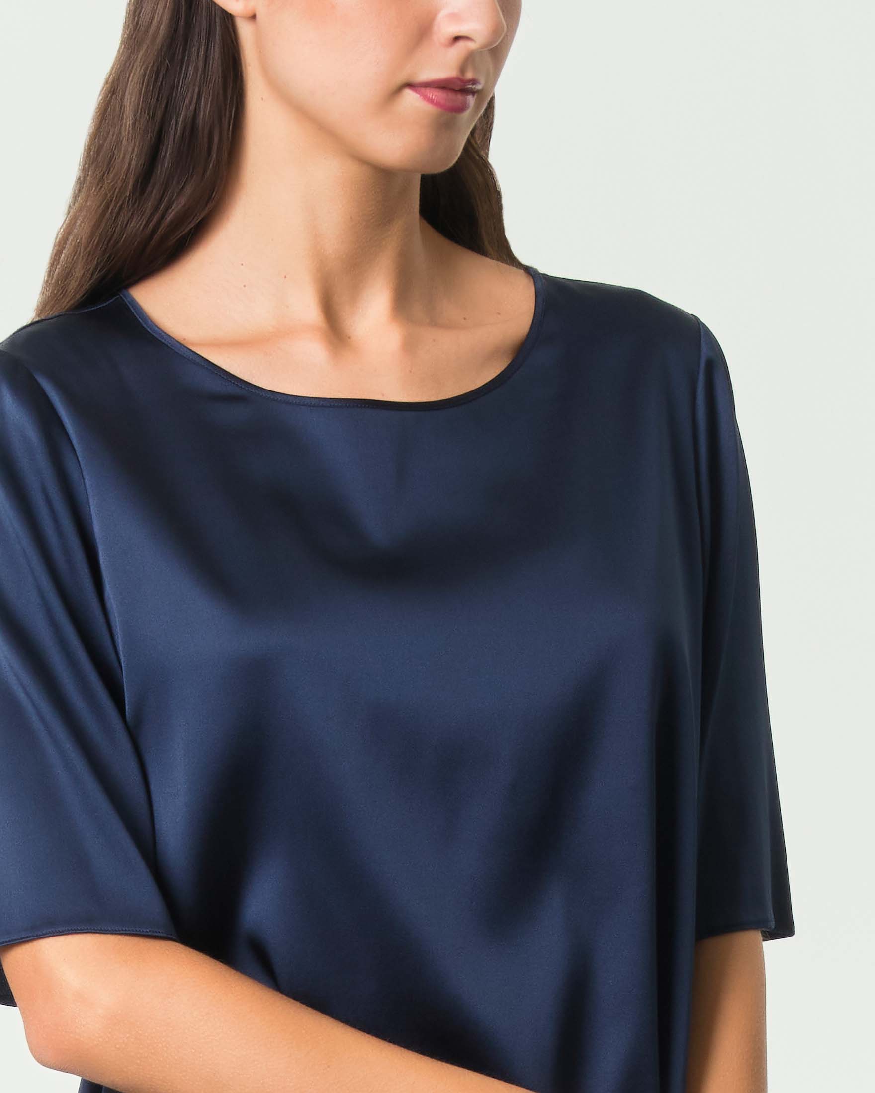 Camicetta MM Max Mara blu in seta satinata elasticizzata con maniche corte e scollo rotondo image