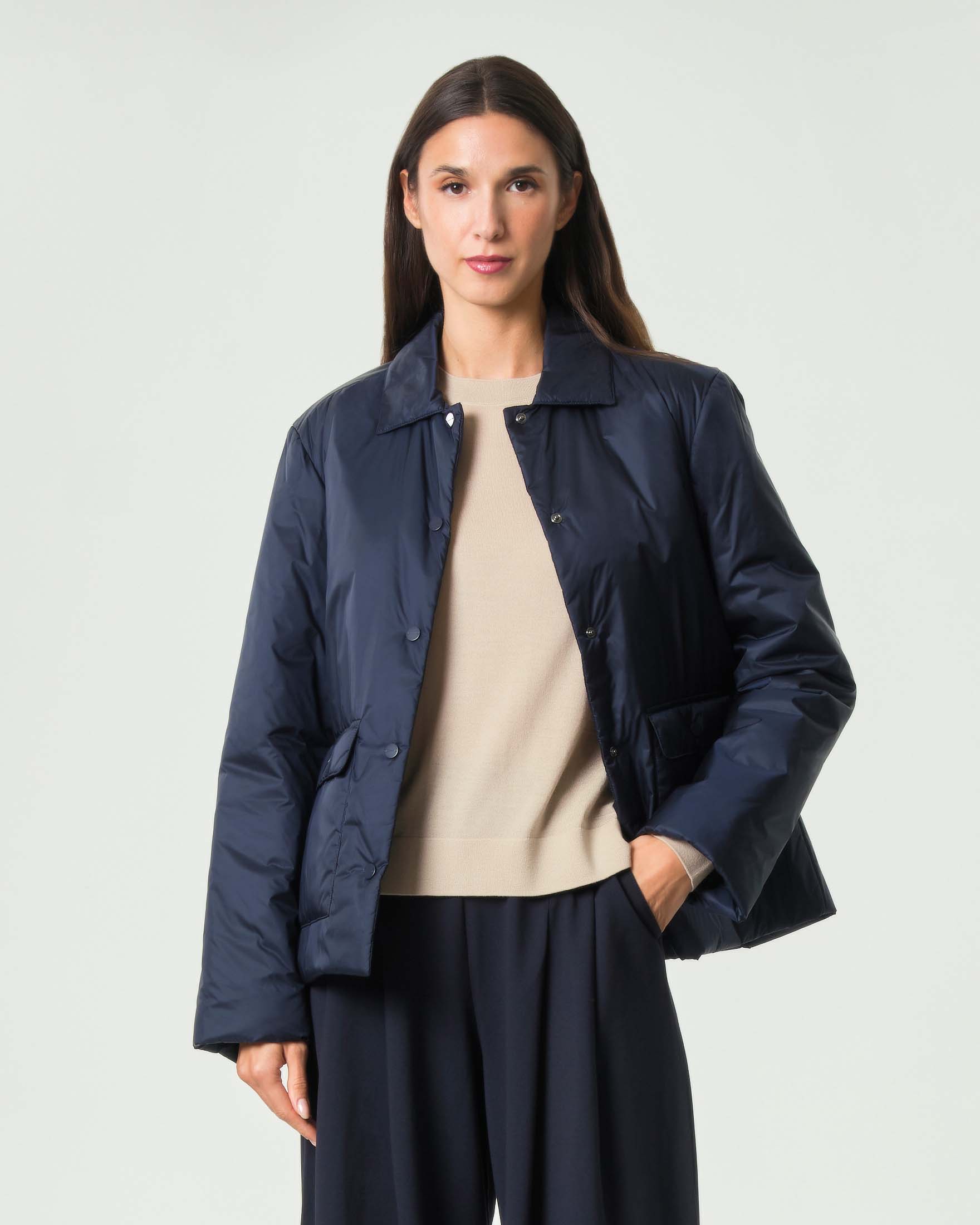 Giacca imbottita MM Max Mara blu antivento e idrorepellente con colletto a camicia e tasche laterali