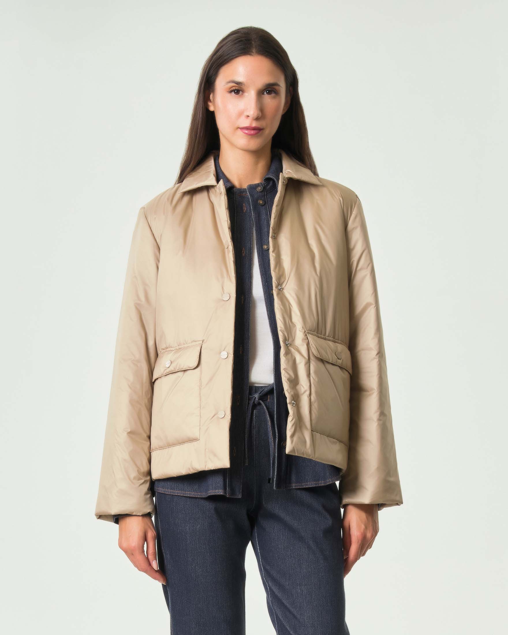Giacca imbottita MM Max Mara beige antivento e idrorepellente con colletto a camicia e tasche laterali