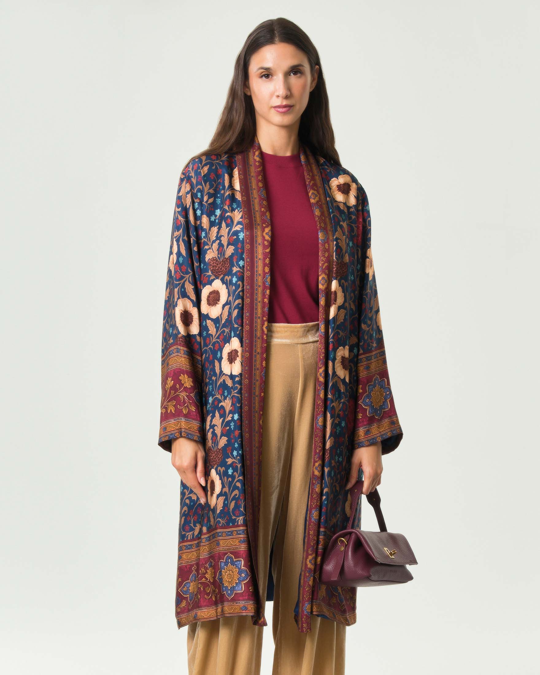 Giacca kimono lunga aperta Wu'Side blu in pura viscosa con stampa floreale bordeaux e ocra