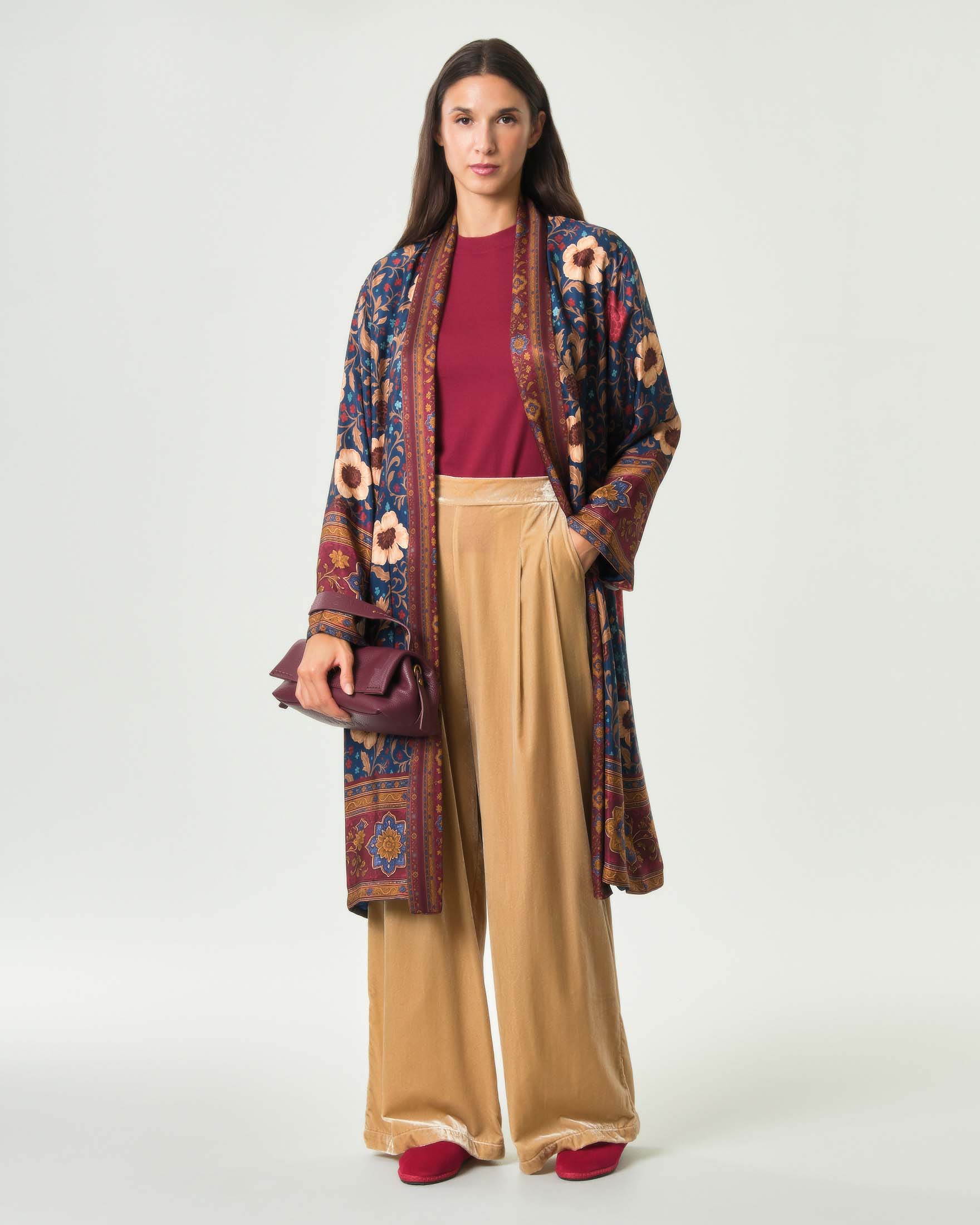 Giacca kimono lunga aperta Wu'Side blu in pura viscosa con stampa floreale bordeaux e ocra image