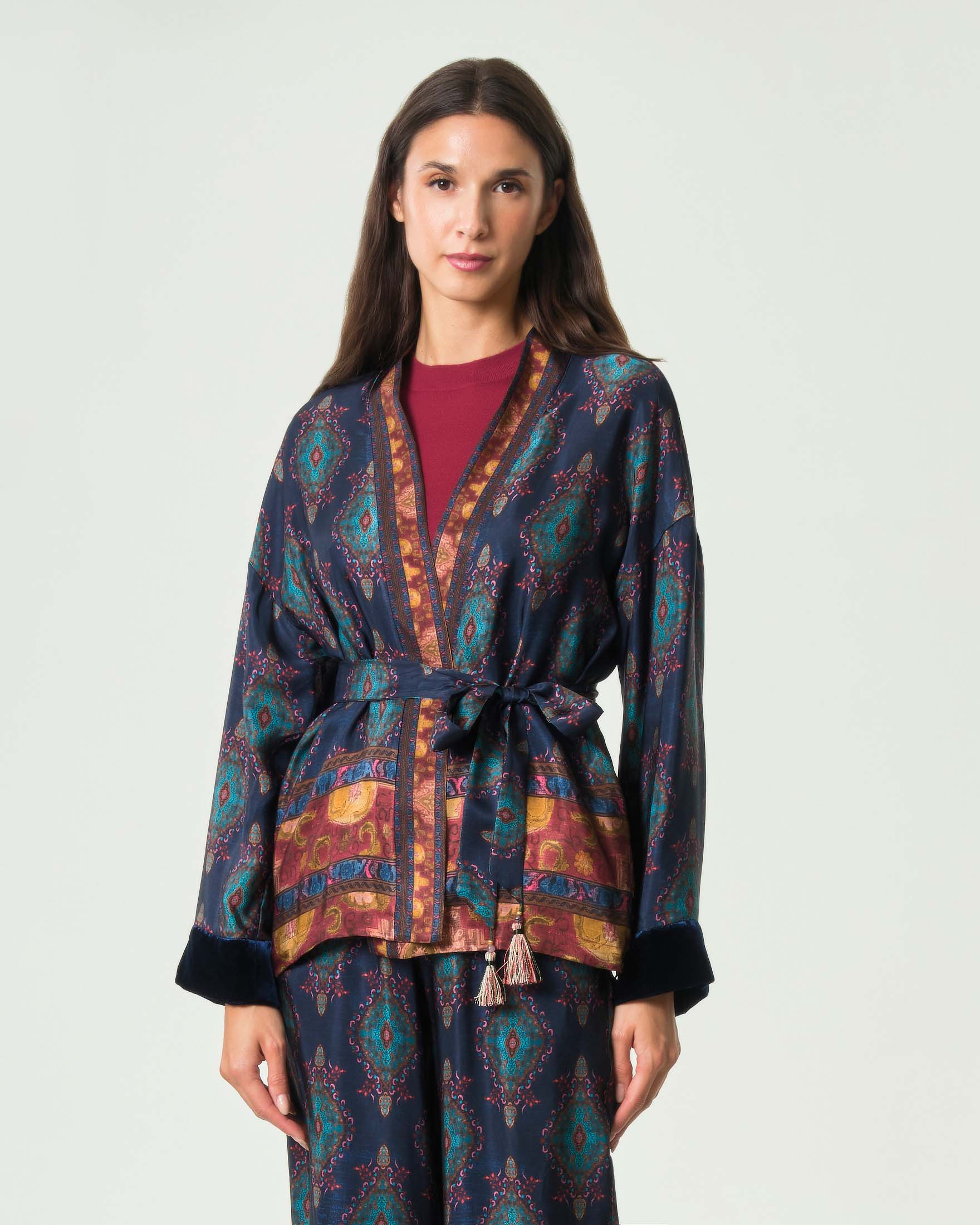 Giacca kimono corta Wu'Side blu in pura viscosa a stampa rosoni colorata con cintura da annodare