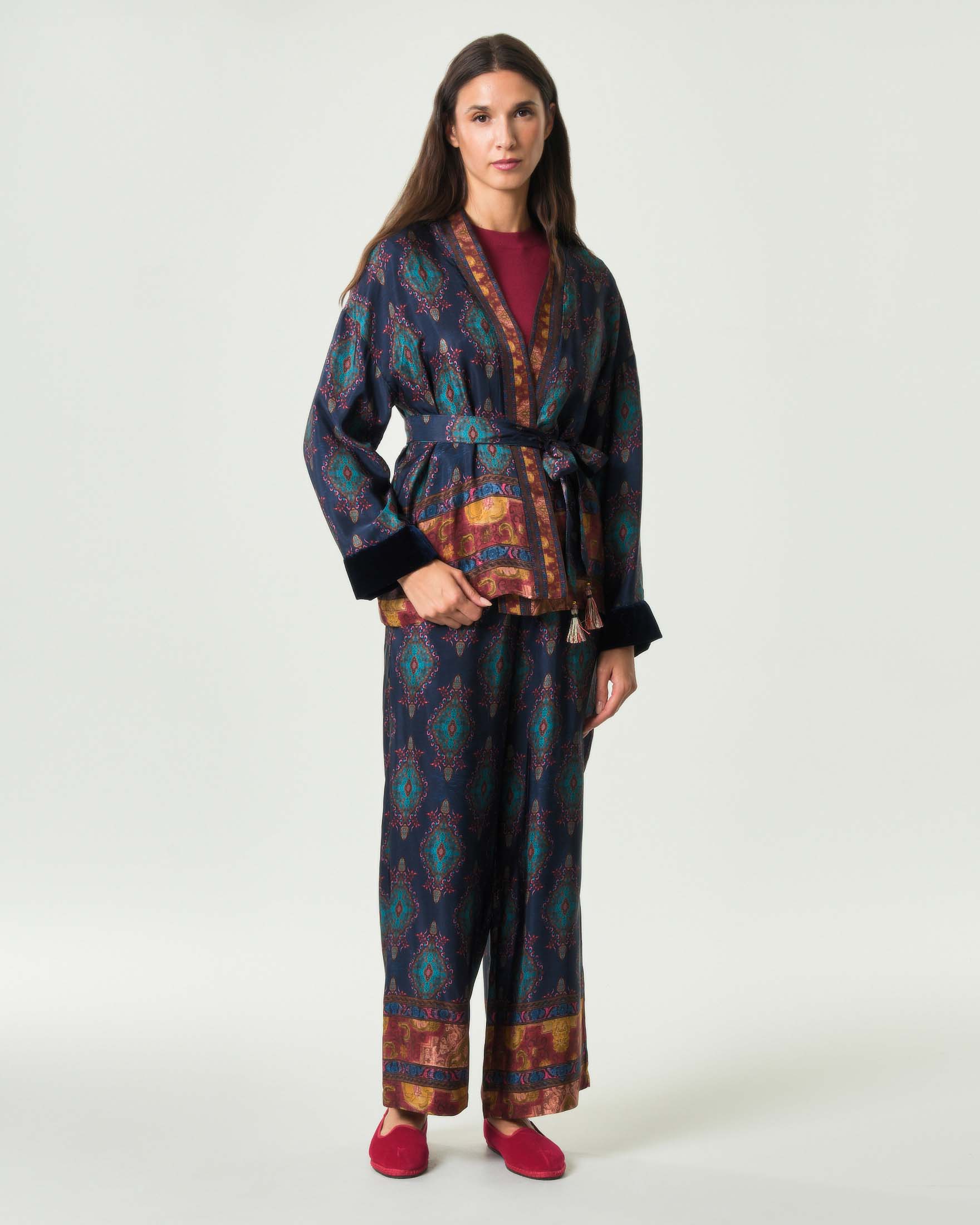 Giacca kimono corta Wu'Side blu in pura viscosa a stampa rosoni colorata con cintura da annodare image