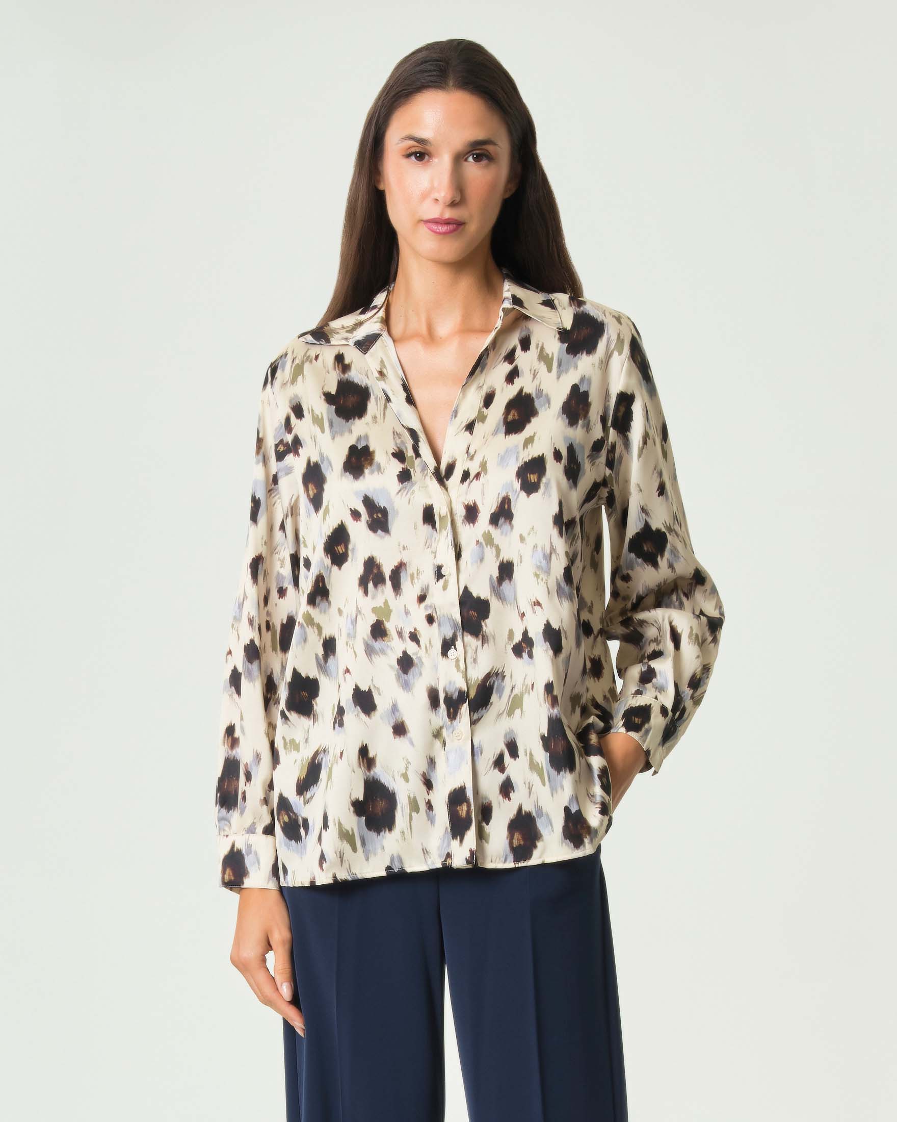 Camicia Emme Marella color panna in twill a stampa macchie a contrasto con scollo a V