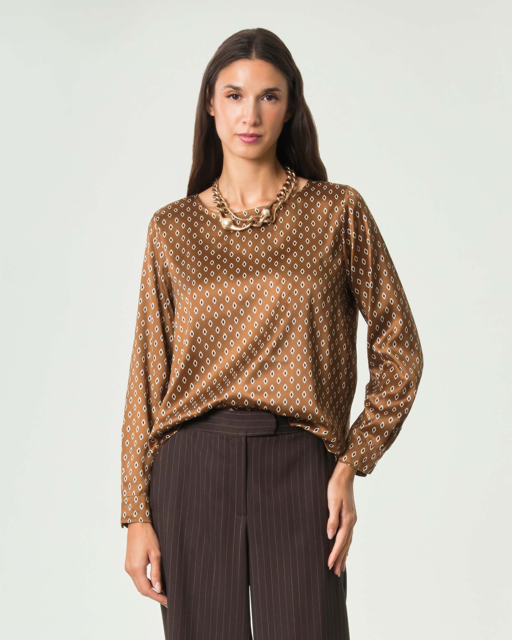 Blusa maniche lunghe Emme Marella in twill cuoio con stampa geometrica nera e fondo asimmetrico