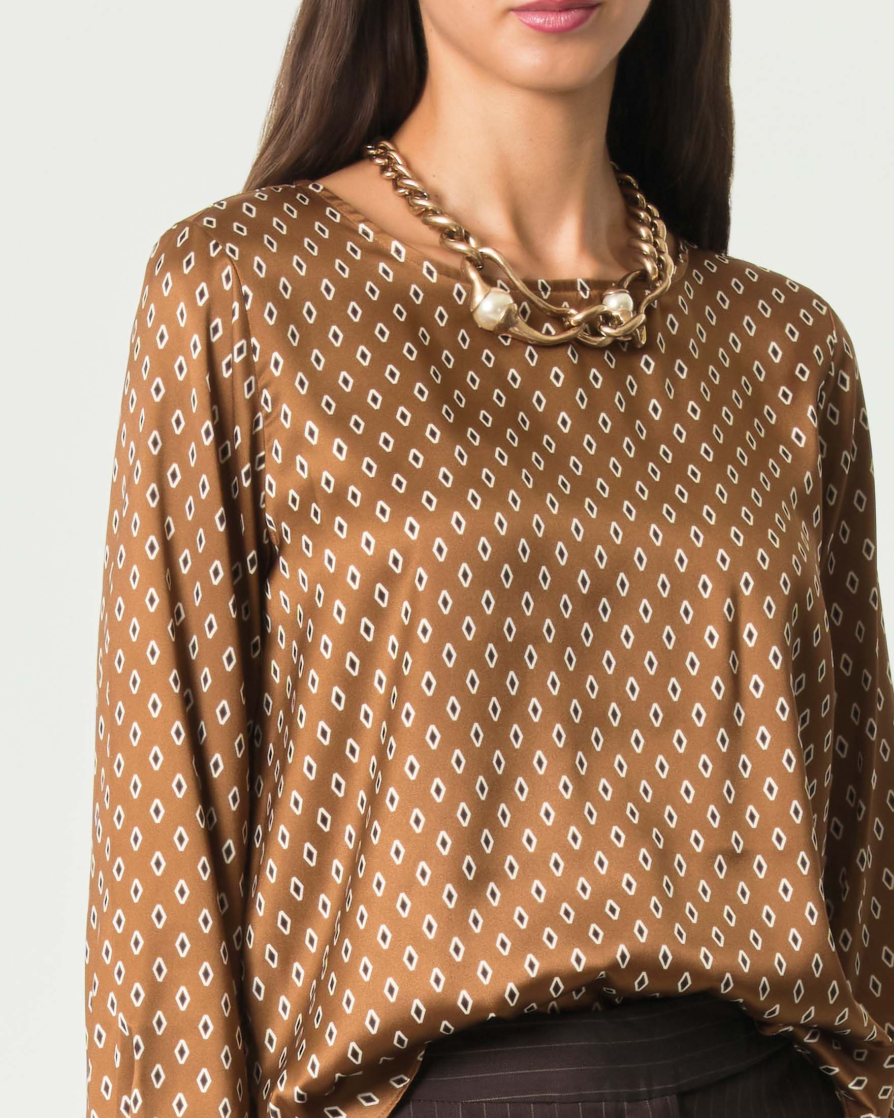 Blusa maniche lunghe Emme Marella in twill cuoio con stampa geometrica nera e fondo asimmetrico image