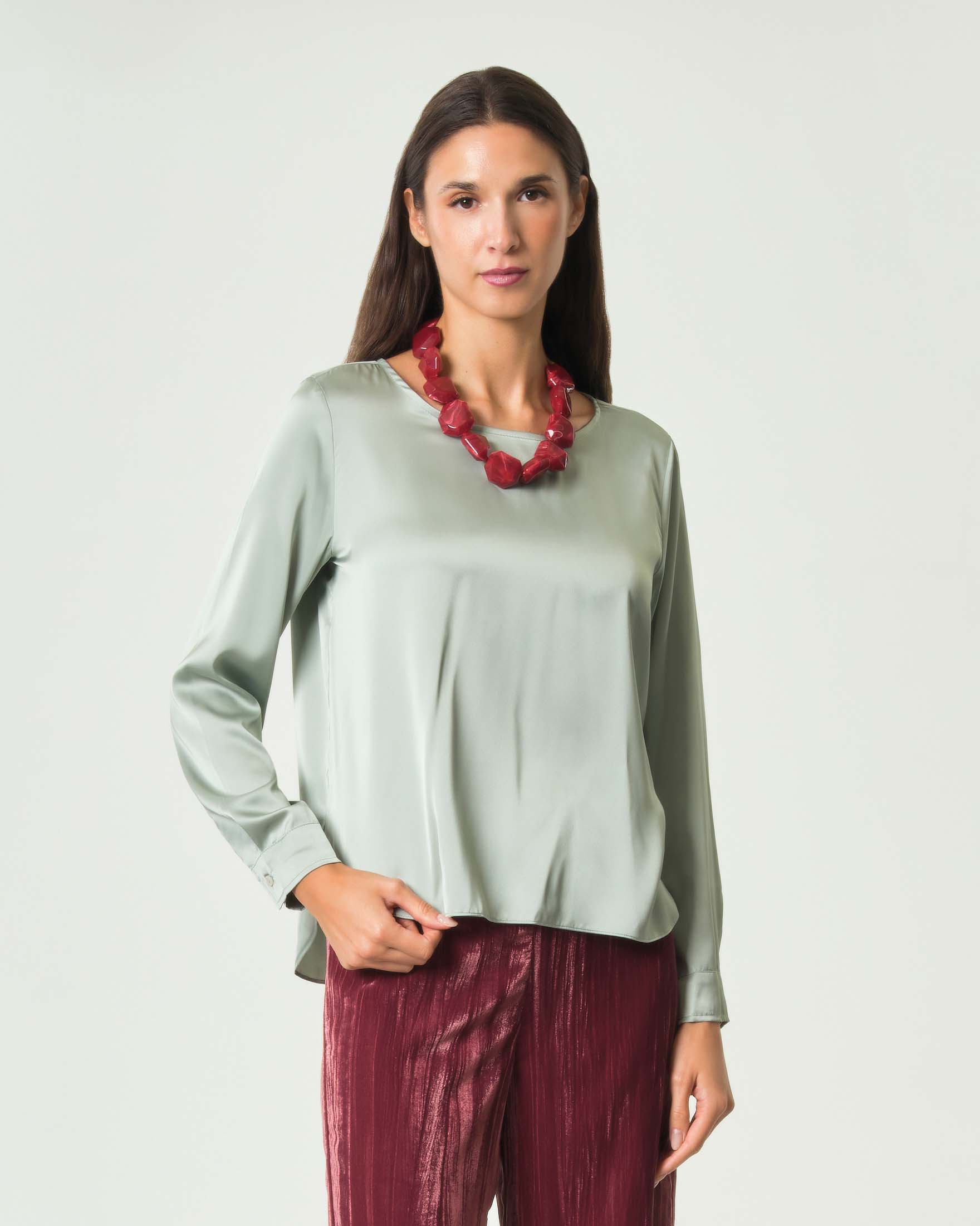 Blusa Emme Marella salvia in raso leggero stretch con fondo asimmetrico
