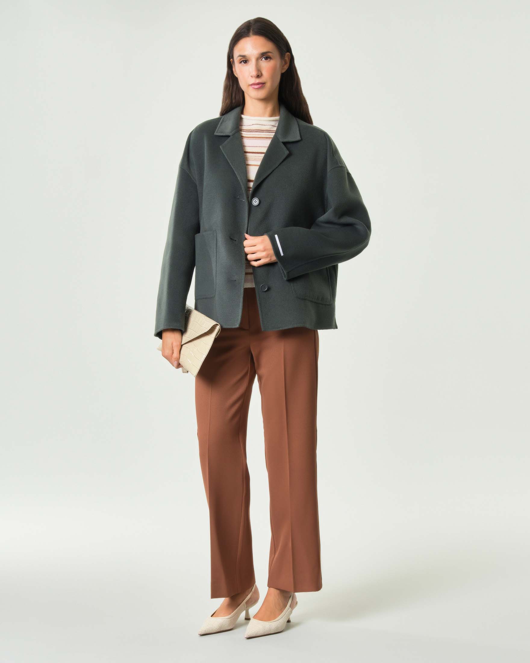 Giacca corta svasata Emme Marella color salvia in double stretch con scollo rever e spacchi laterali image