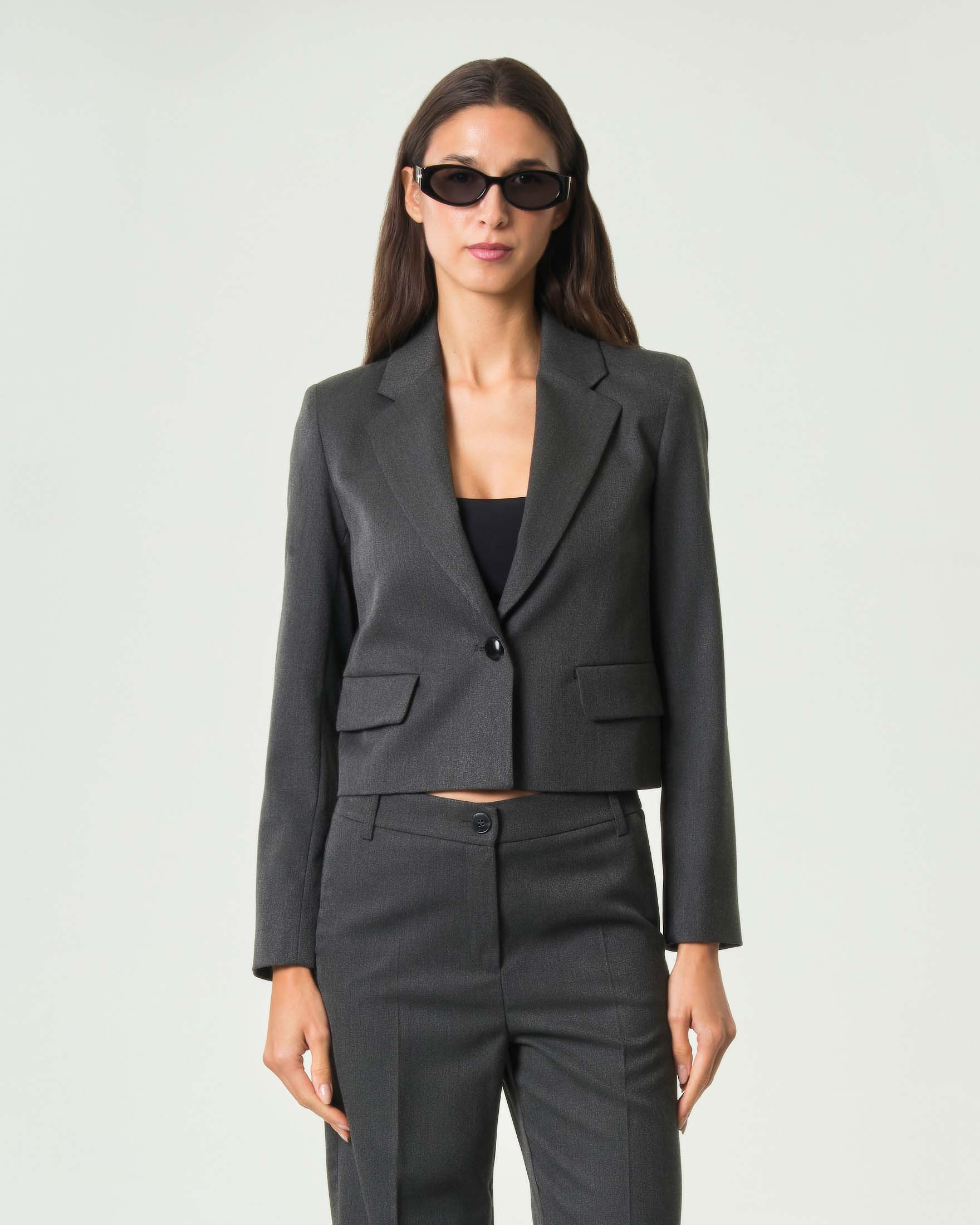Giacca crop Emme Marella grigia in tessuto stretch con rever e tasche con patta