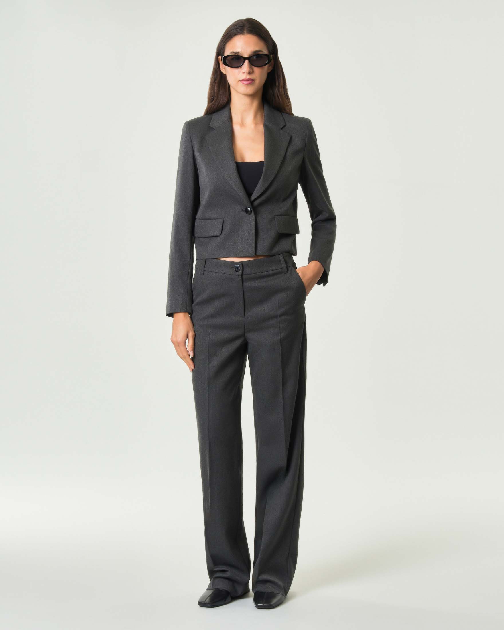 Giacca crop Emme Marella grigia in tessuto stretch con rever e tasche con patta image