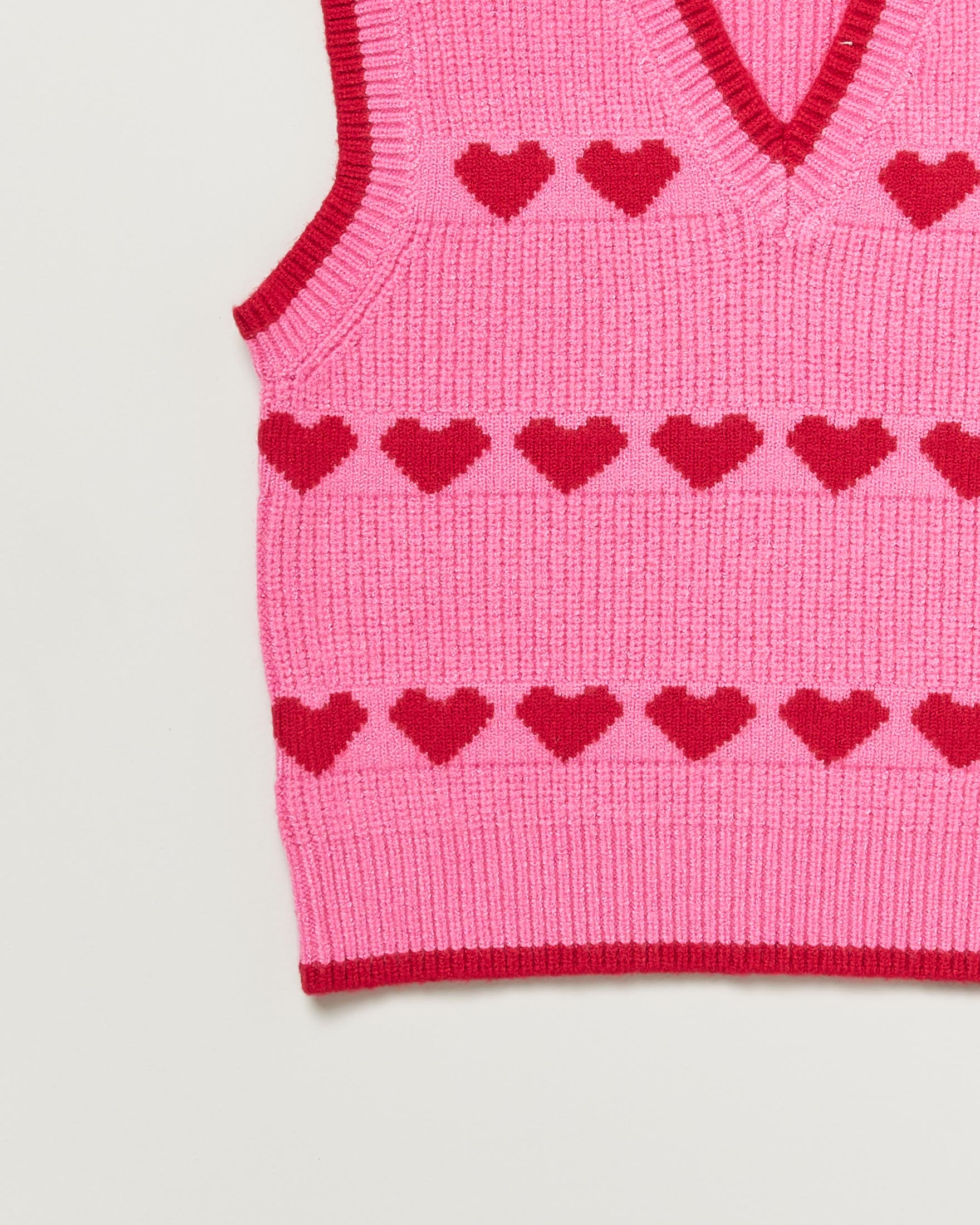 Gilet Twinset rosa in maglia tricot in misto viscosa con dettagli rossi e cuori image