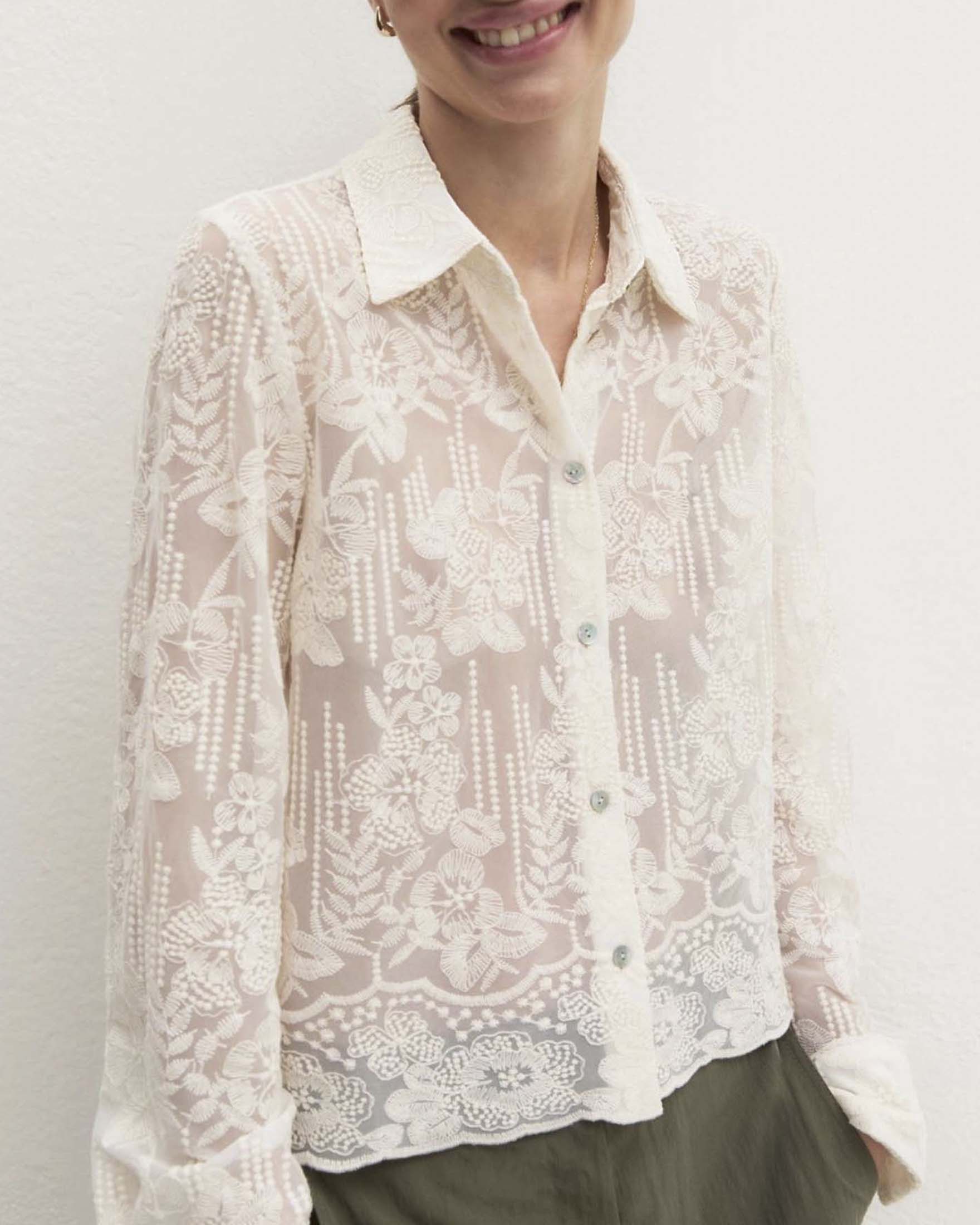 Camicia cropped Emme Marella avorio in tulle ricamato con fondo smerlato e bottoni in madreperla