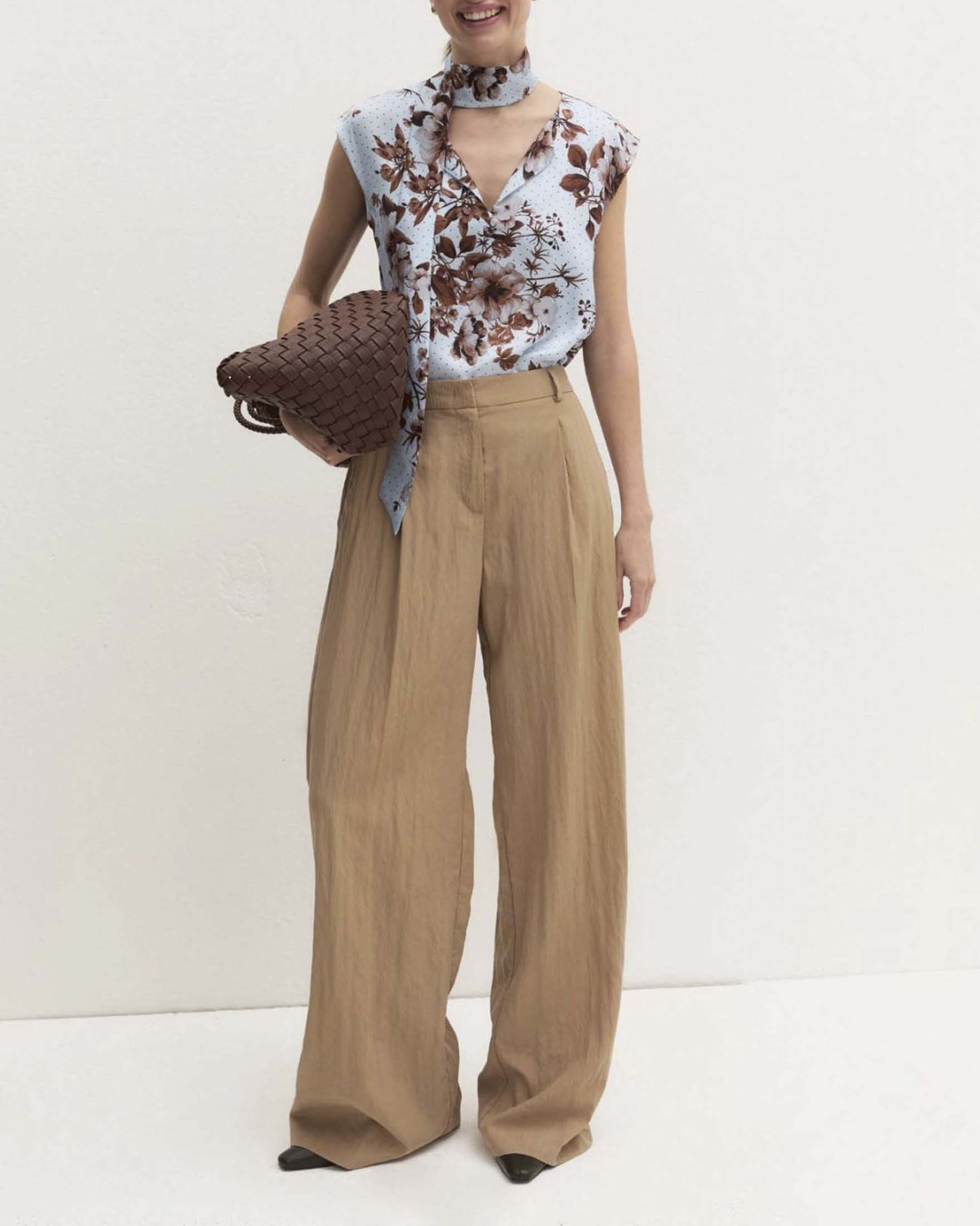Top scollo a V Emme Marella azzurro in raso di viscosa con fusciacca e stampa a fiori bordeaux image