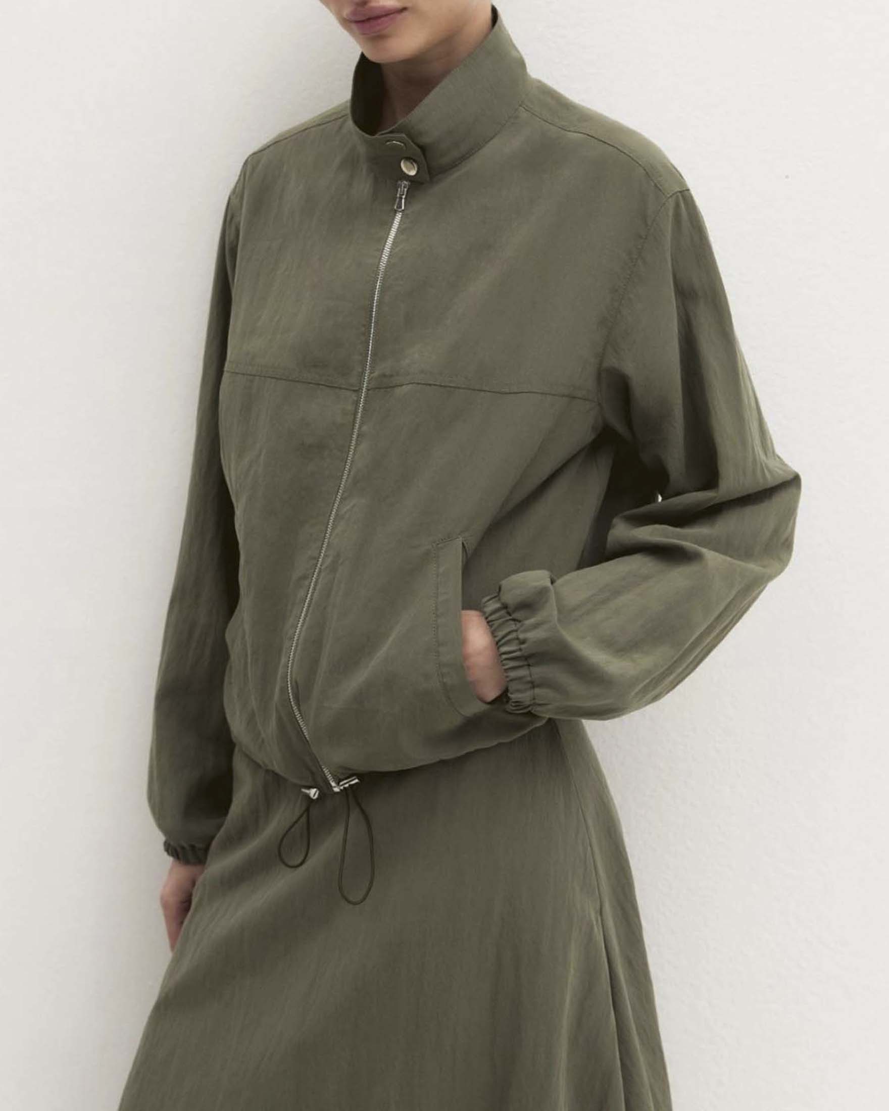 Bomber Emme Marella color khaki in tessuto misto lyocell effetto crinkle con collo rialzato