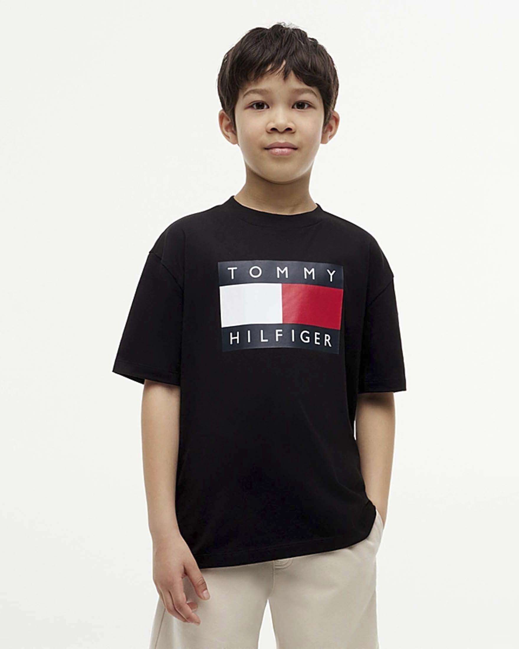 T-shirt nera Tommy Hilfiger in puro cotone con maxi stampa bandiera