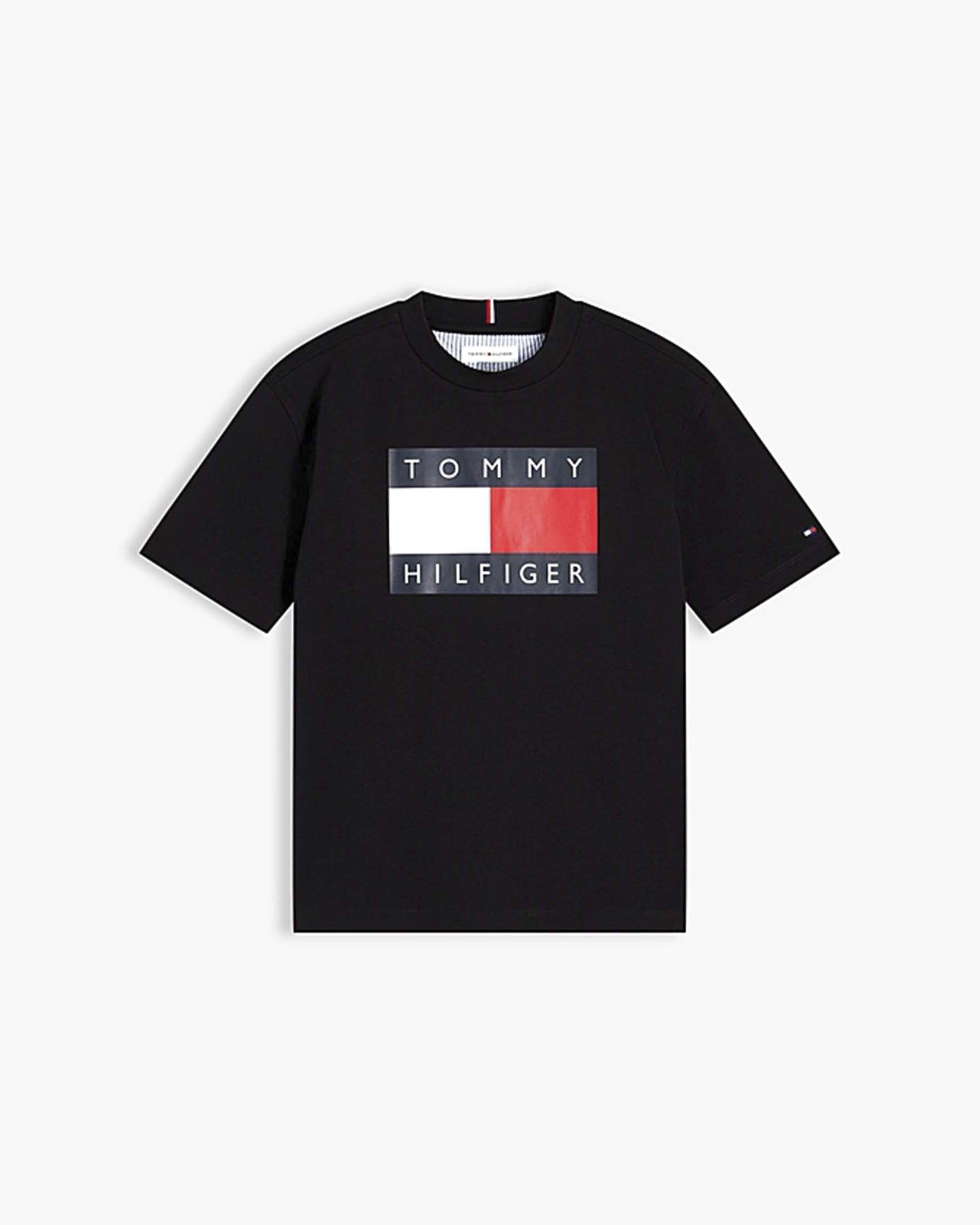 T-shirt nera Tommy Hilfiger in puro cotone con maxi stampa bandiera image
