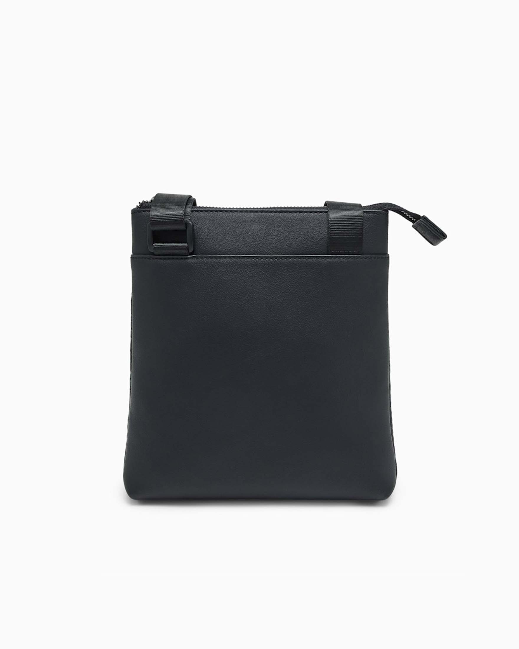 Borsa a tracolla Armani Exchange nera in similpelle con monogramma in rilievo image