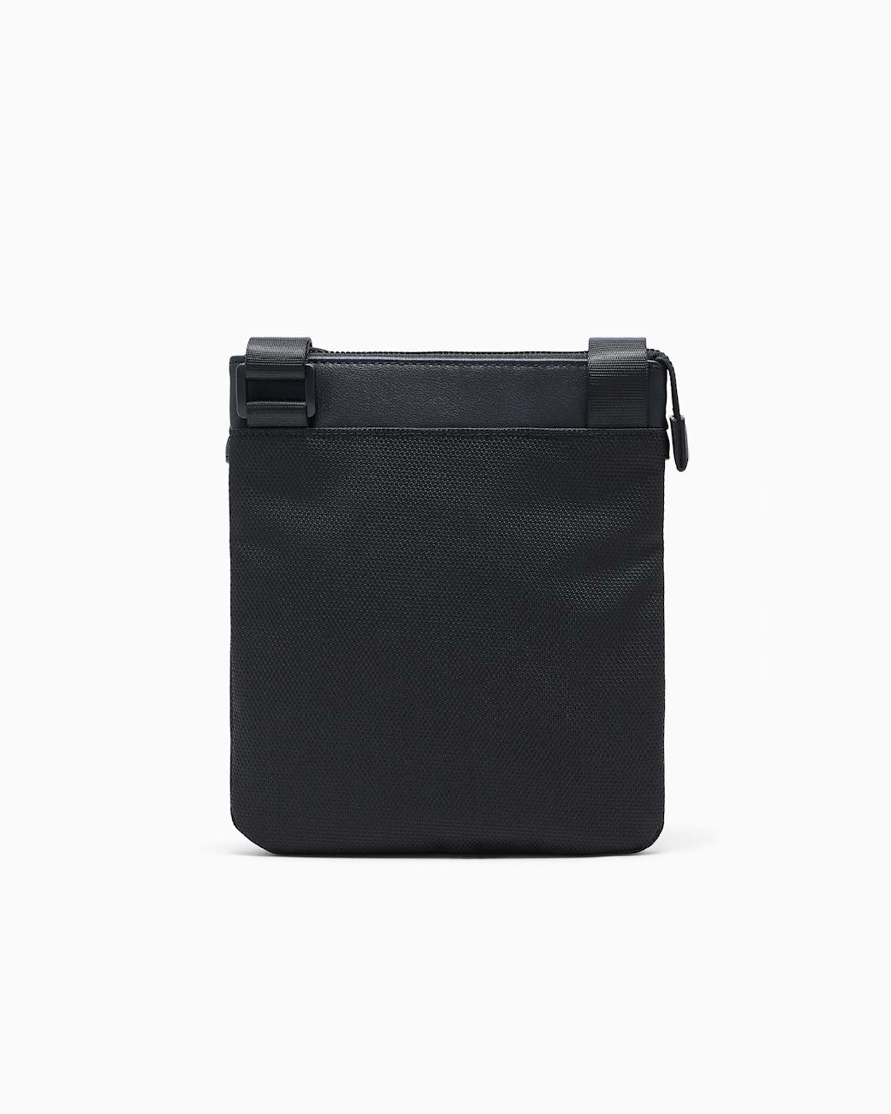 Borsa a tracolla Armani Exchange nera in nylon e similpelle con logo in rilievo image