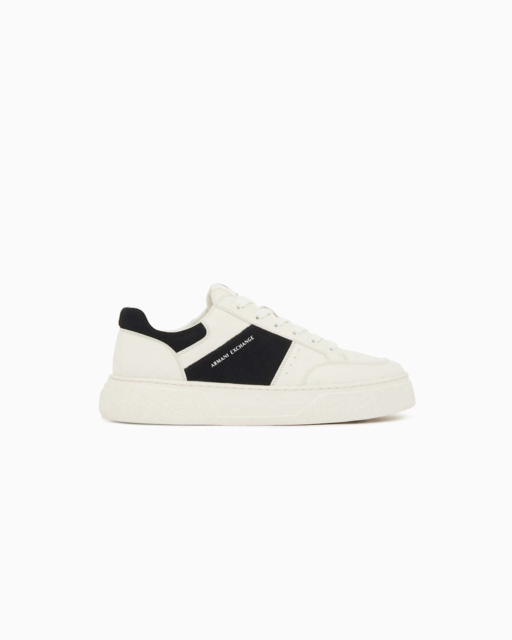 Sneakers Armani Exchange bianche e nere in similpelle con logo laterale