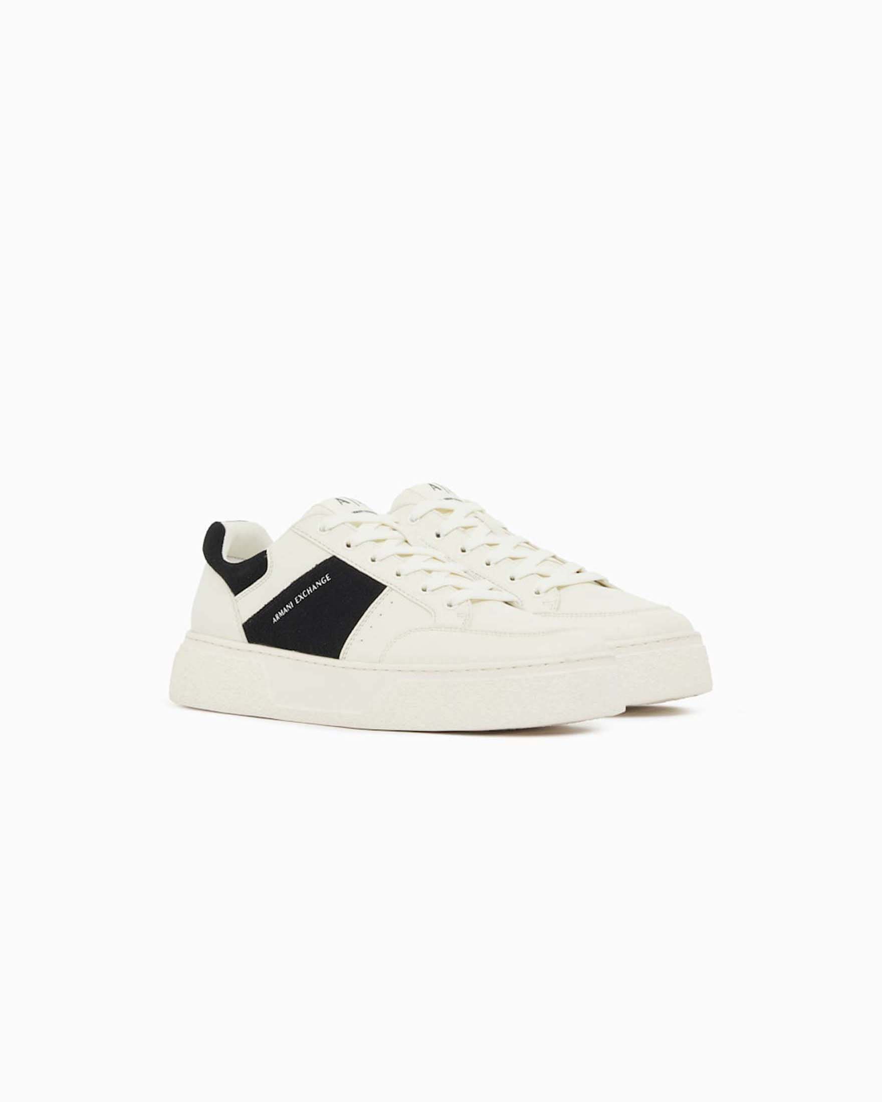 Sneakers Armani Exchange bianche e nere in similpelle con logo laterale image
