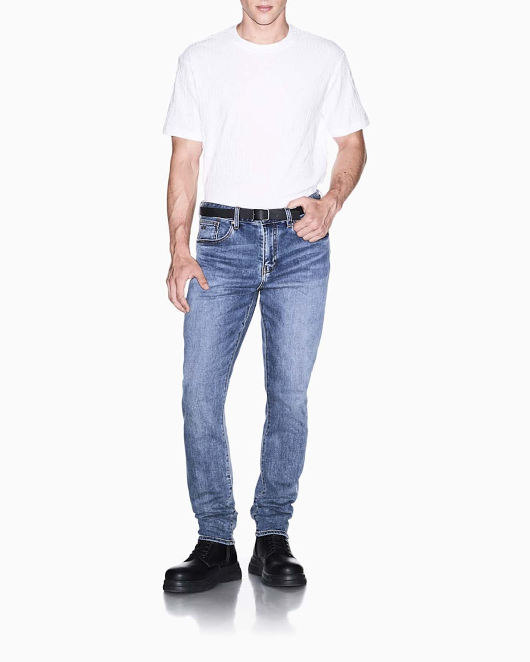 T-shirt Armani Exchange bianca in cotone con logo jacquard in rilievo