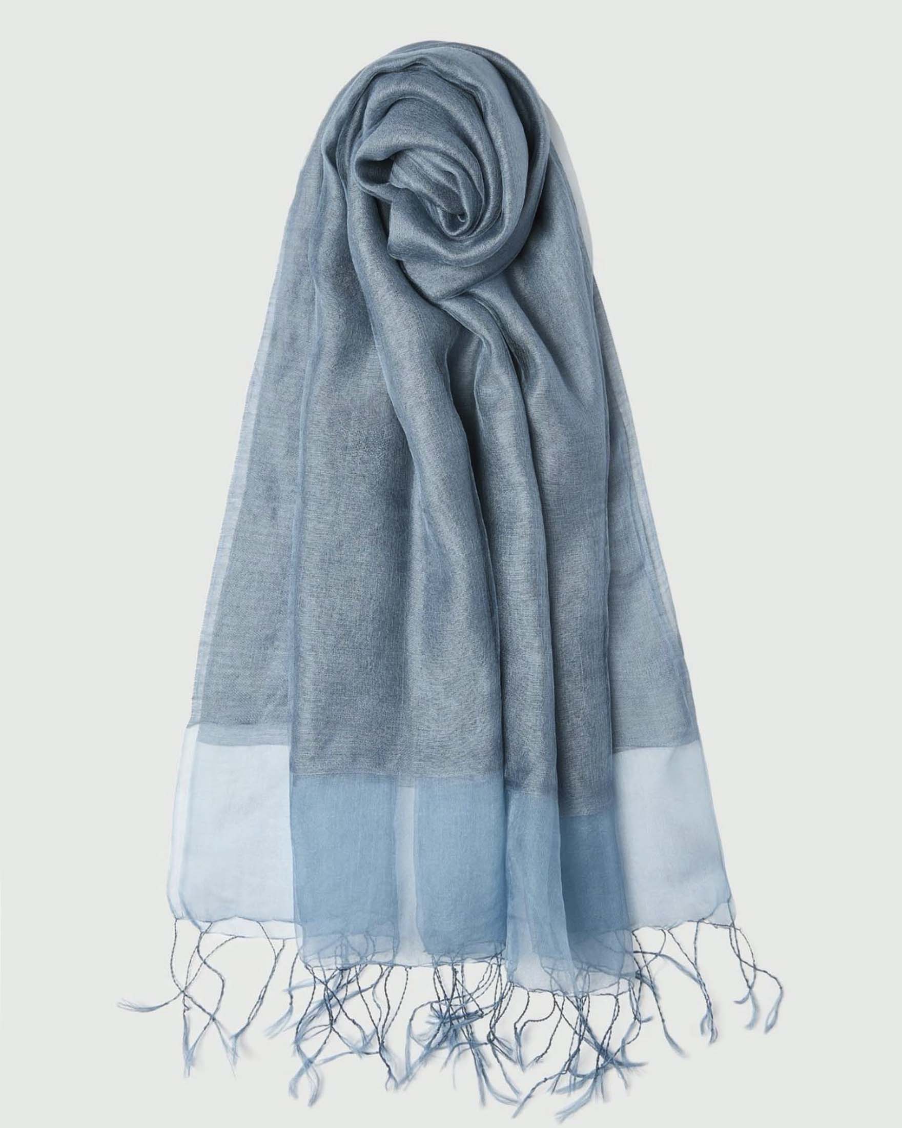 Stola Marella azzurra in seta e viscosa con inserto semi trasparente e frange sul fondo