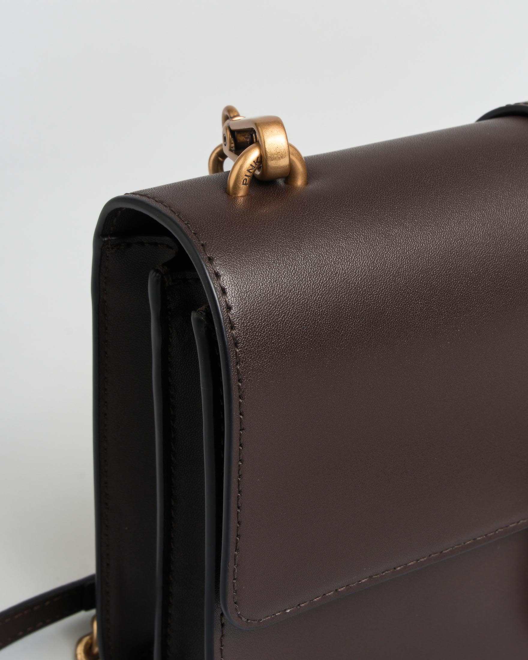 Borsa a tracolla Love One Classic Pinko testa di moro in pelle liscia con tracolla e placca logo dorate image
