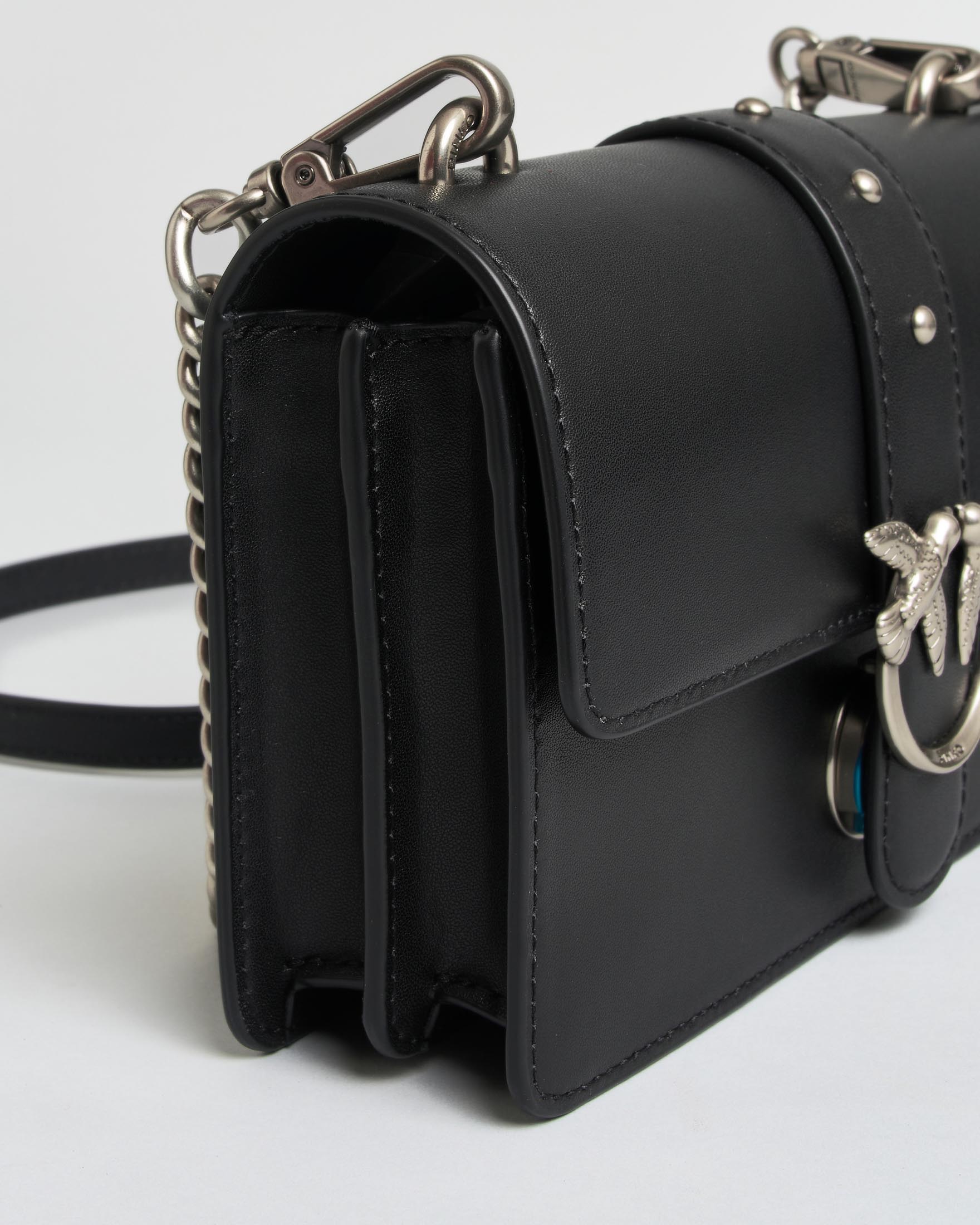 Borsa a tracolla Love One Classic Mini Pinko nera con tracolla e placca logo argentate image