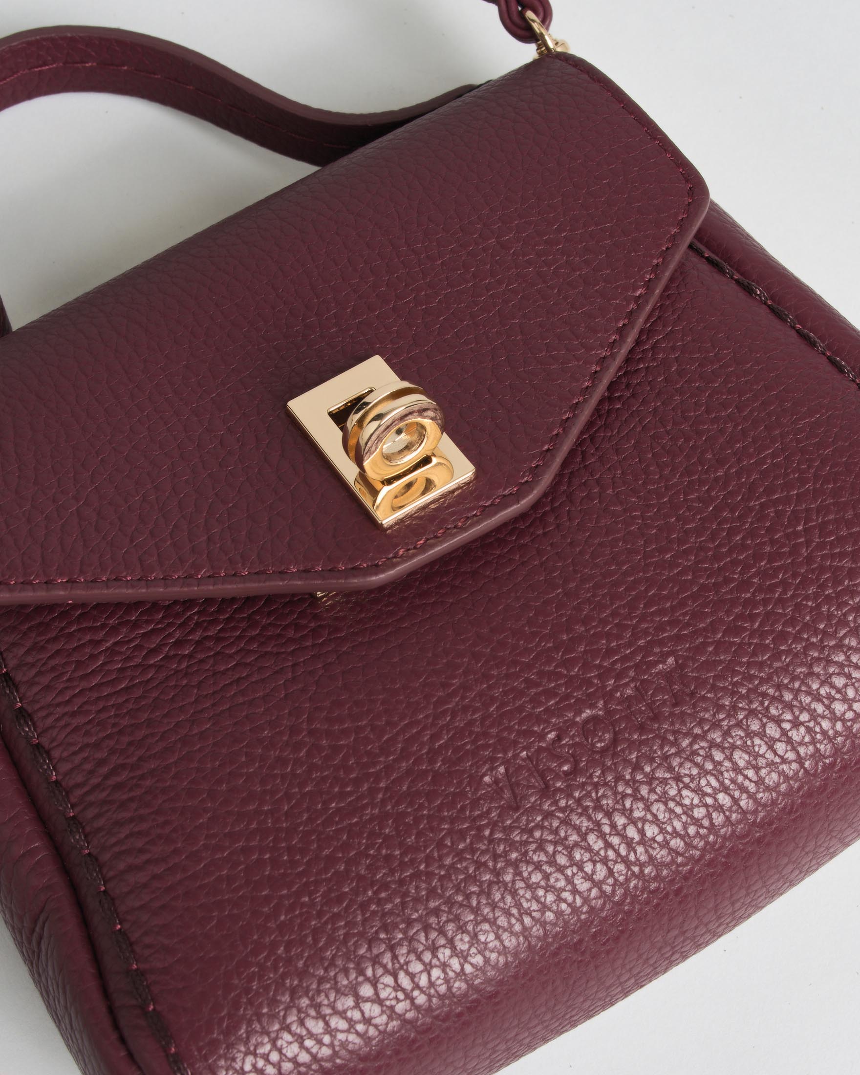 Mini bag Visonà bordeaux in pelle martellata con impunture e patta con chiusura a girello image