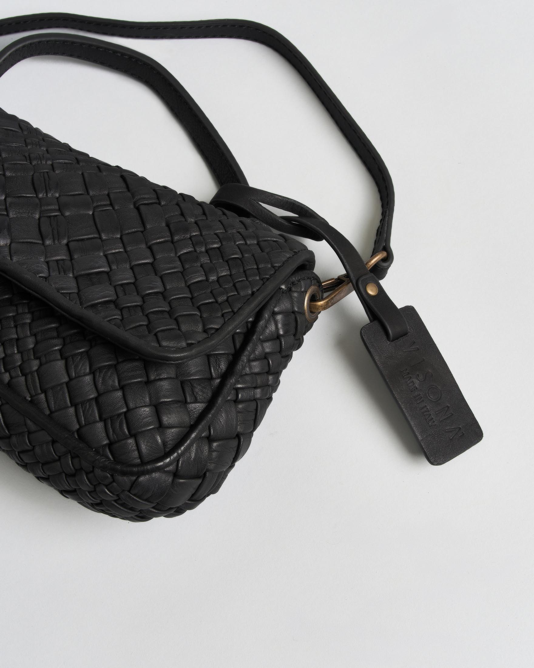 Borsa piccola baguette Esmeralda Visonà nera in pelle intrecciata con chiusura a patta e tracolla image
