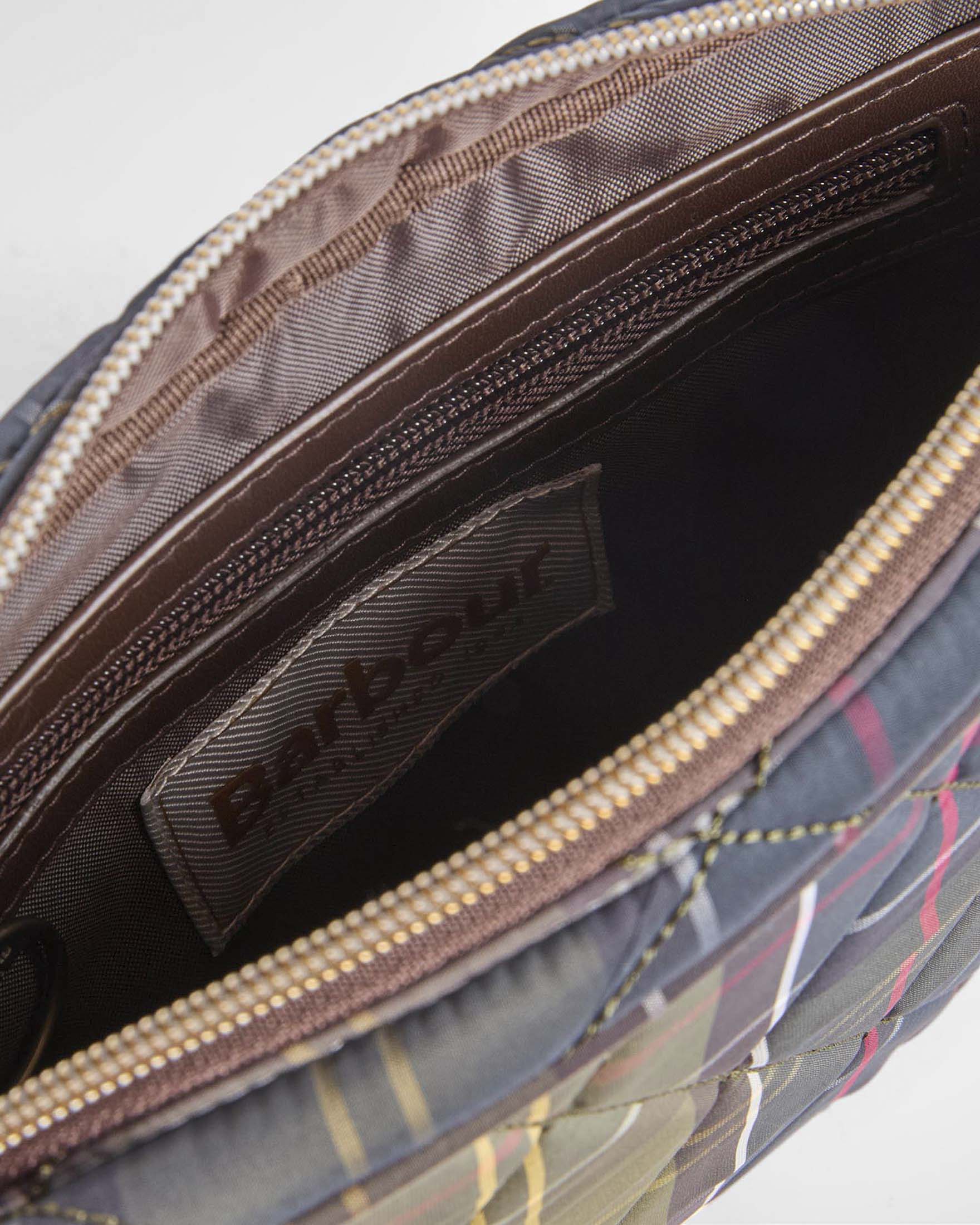 Borsa a tracolla trapuntata Barbour in tessuto tartan verde con chiusura zip e tasca esterna image