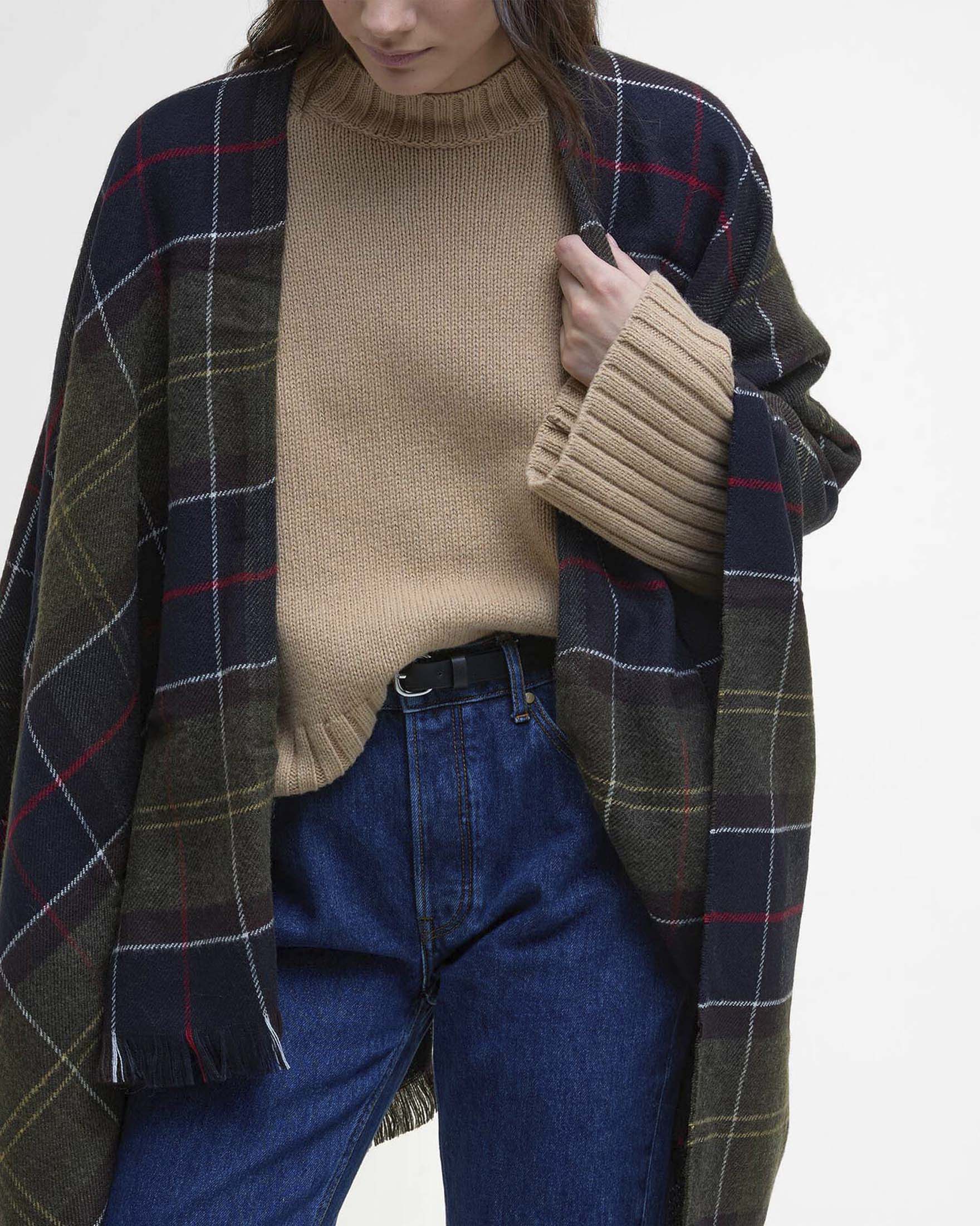 Scialle Staffin Serape Barbour verde in tessuto tartan con frange image