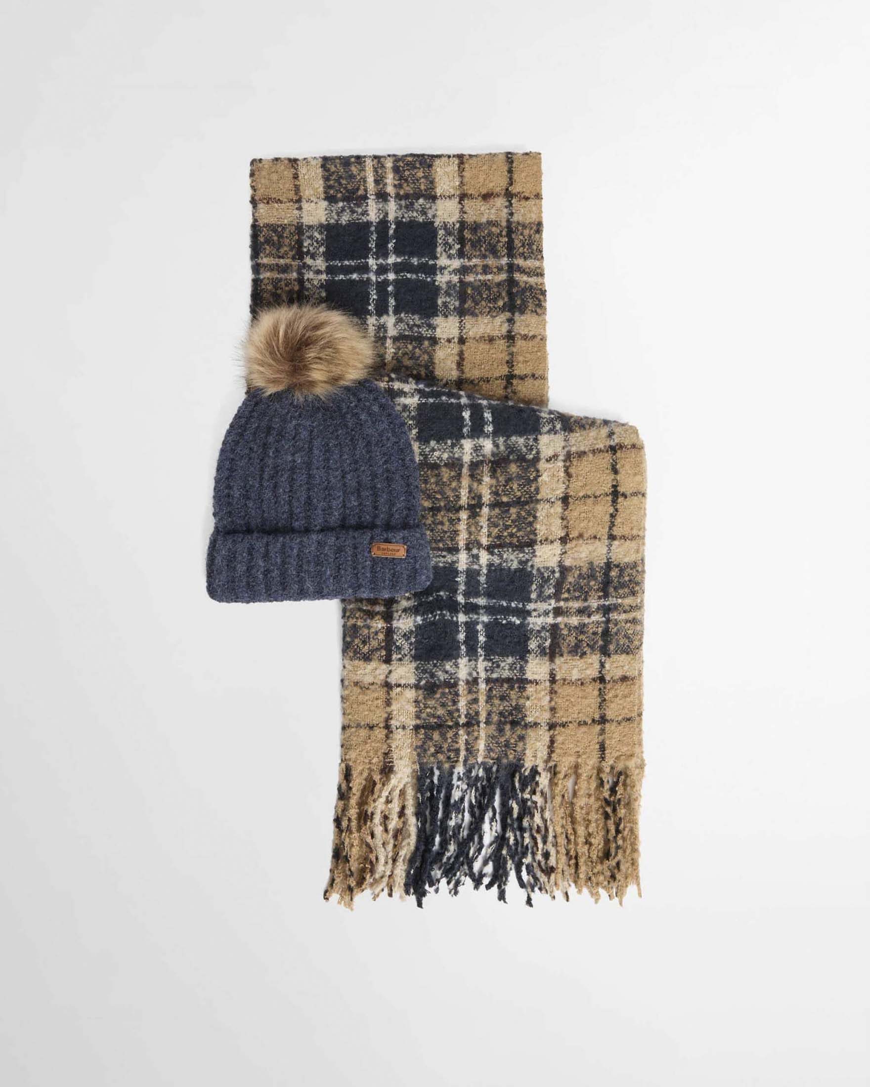 Set regalo Saltburn Barbour in tessuto tartan blu e beige con berretto e sciarpa image