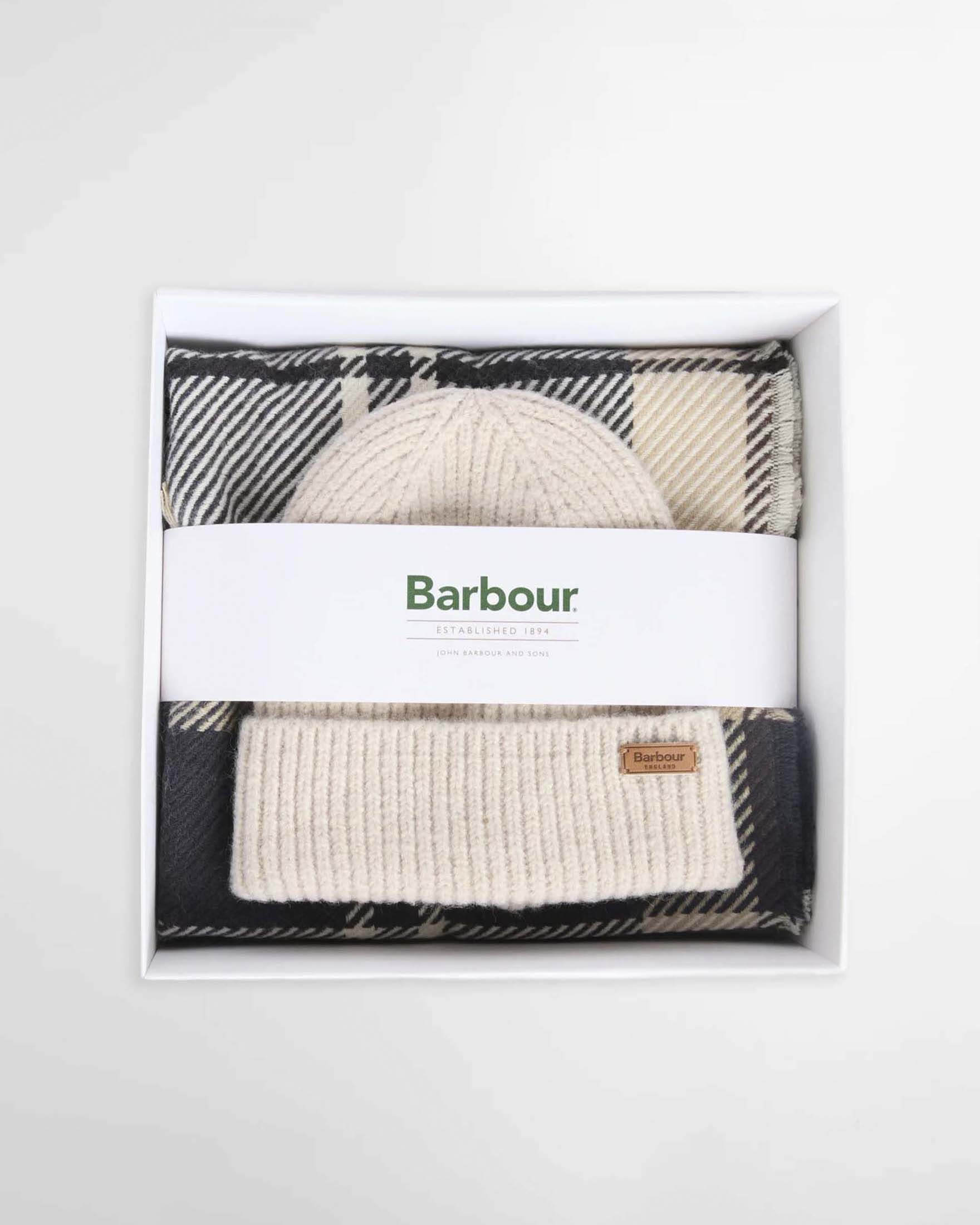 Set regalo berretto Pendle beige e sciarpa Blair Barbour in tessuto morbido tartan blu e beige