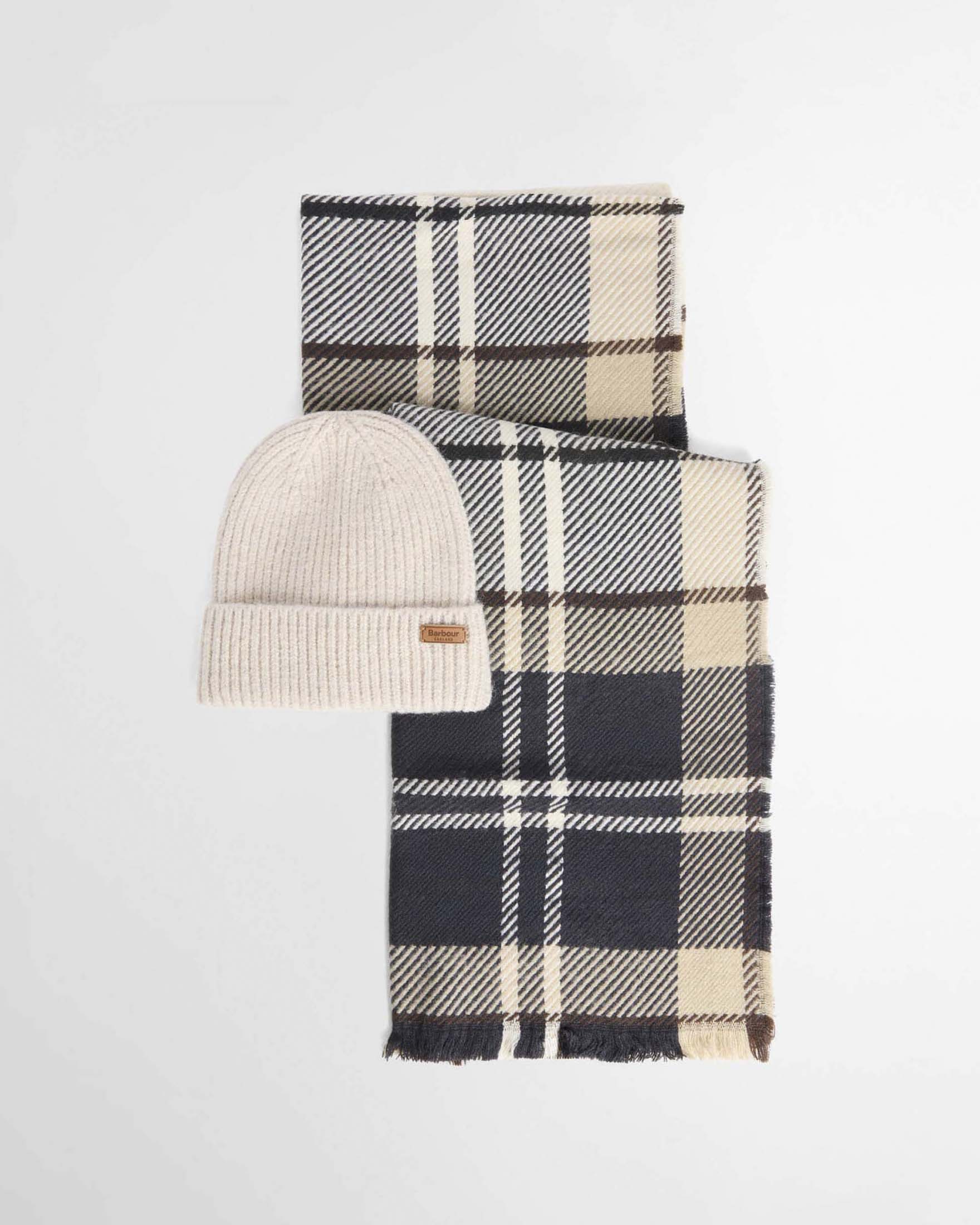 Set regalo berretto Pendle beige e sciarpa Blair Barbour in tessuto morbido tartan blu e beige image