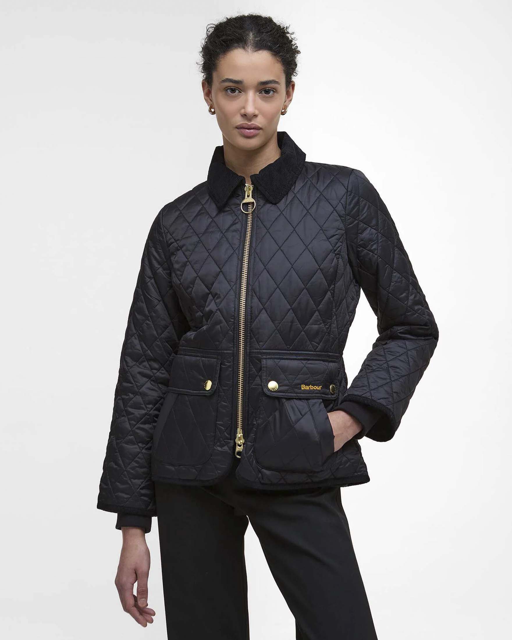 Giacca trapuntata slim Beadnell Barbour nera con tasche laterali a patta e colletto in velluto