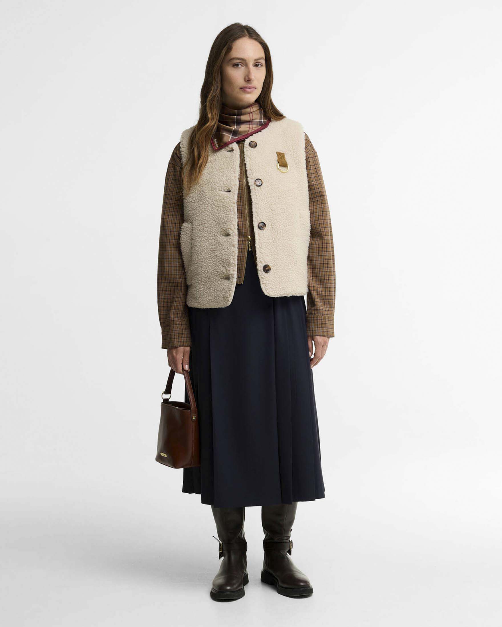 Gilet in pile Teddy Bowes Barbour beige con fodera trapuntata e tasche a filetto image